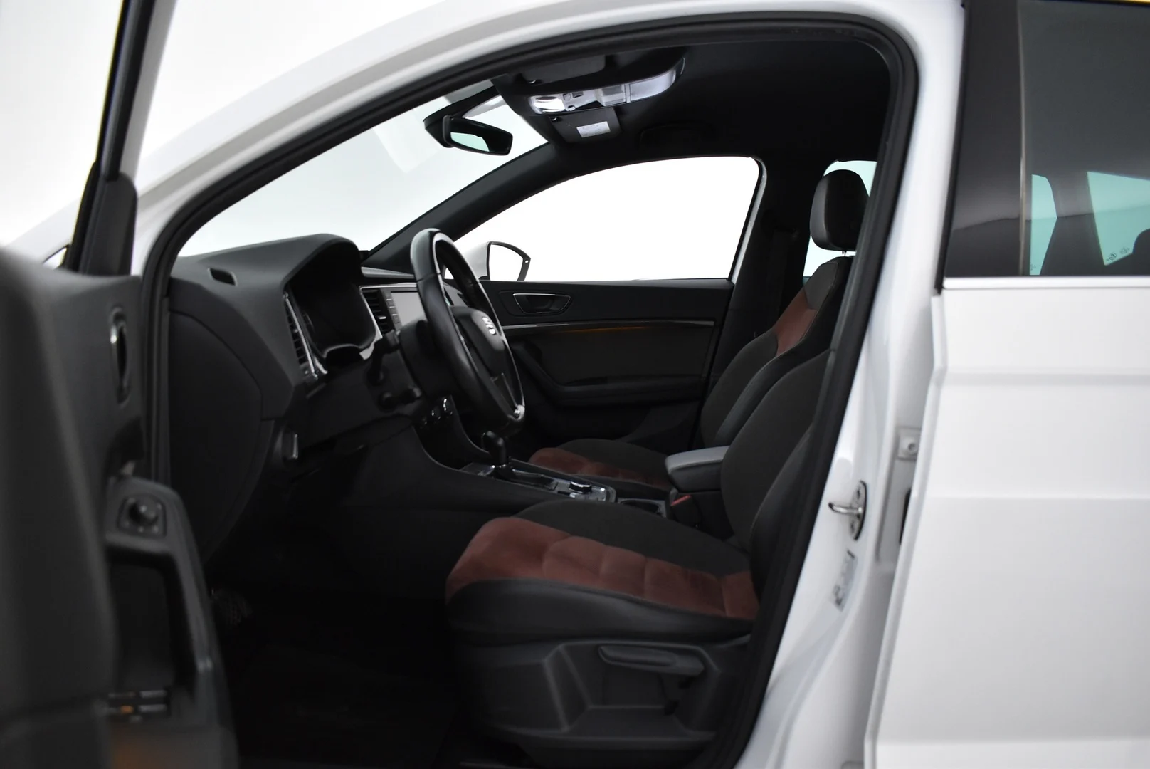 Car Image - 3B9nX9EcaVxU2ZPgLYl0Nb