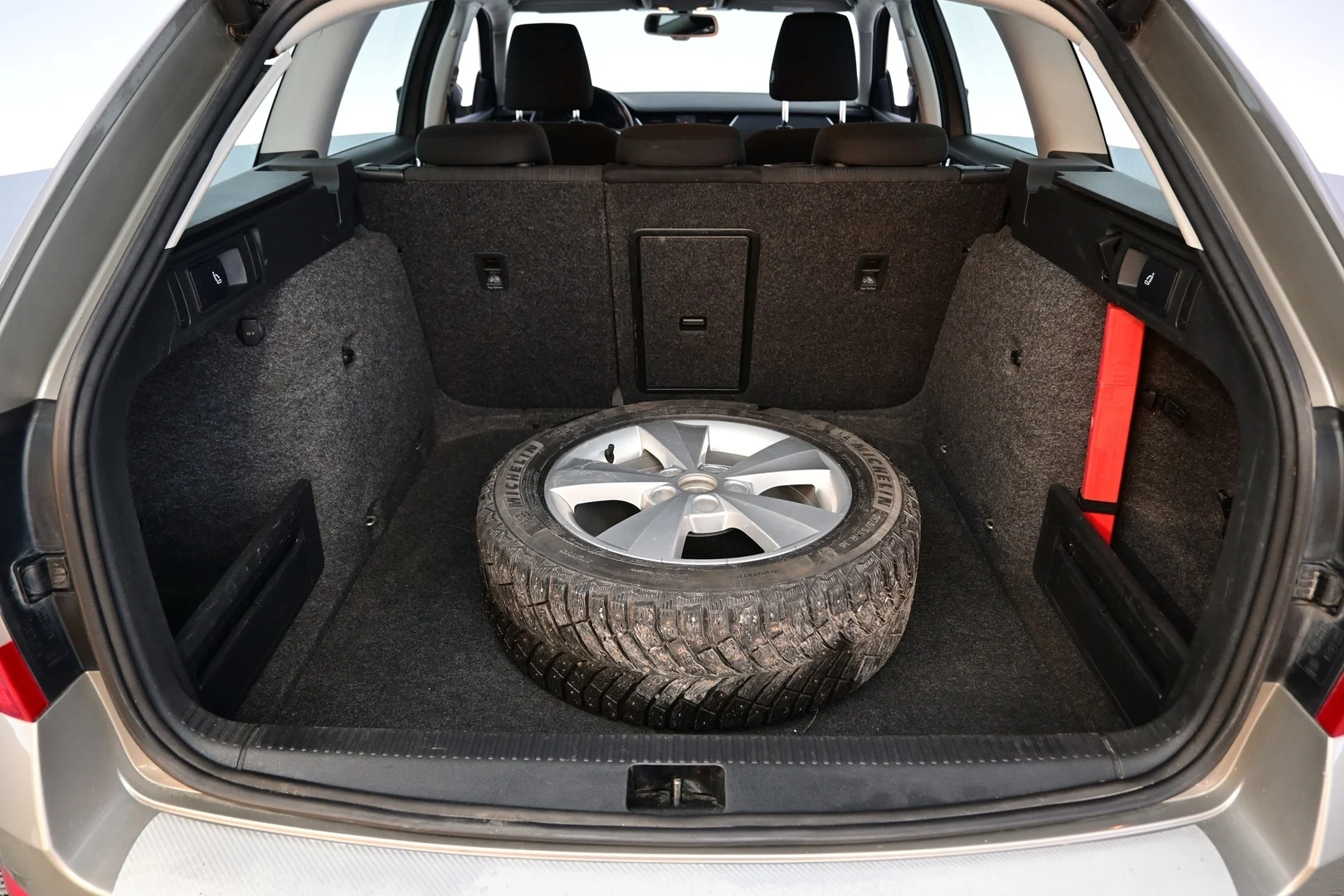 Car Image - 2XegQVmIwsXVGjiIW3Yg8v