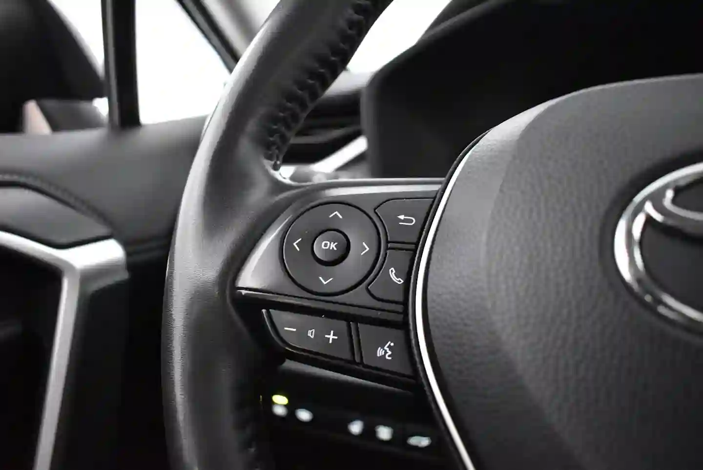 Car Image - 42iq3GHZwQLNH19bDlMhxm