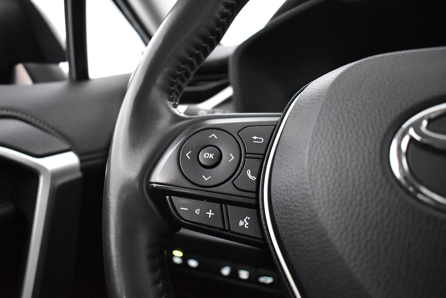 Car Image - 42iq3GHZwQLNH19bDlMhxm