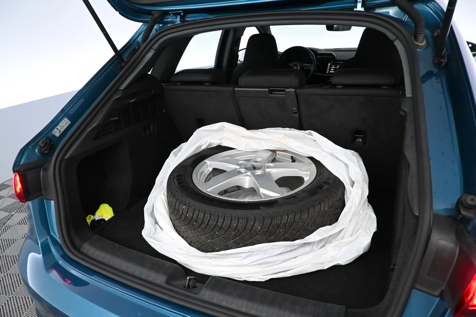 Car Image - aEcOjX6fQ49Q0fP59Jllm