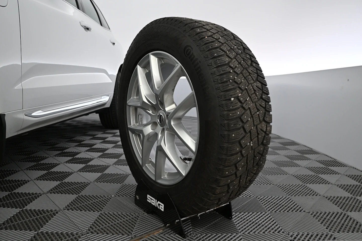 Car Image - 4jD3Rw17j9RaCAW24IcT8s