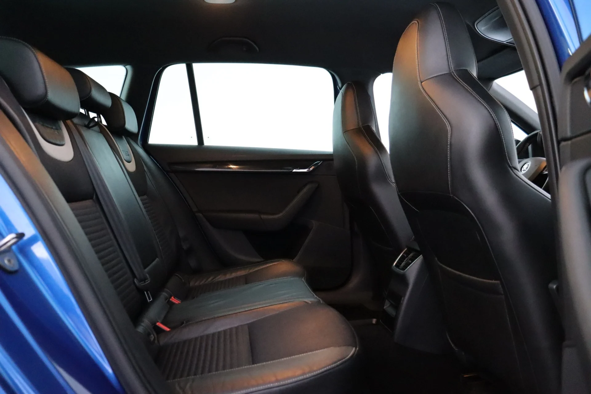 Car Image - 6OA9XdqLFa3XfooIkri4OM