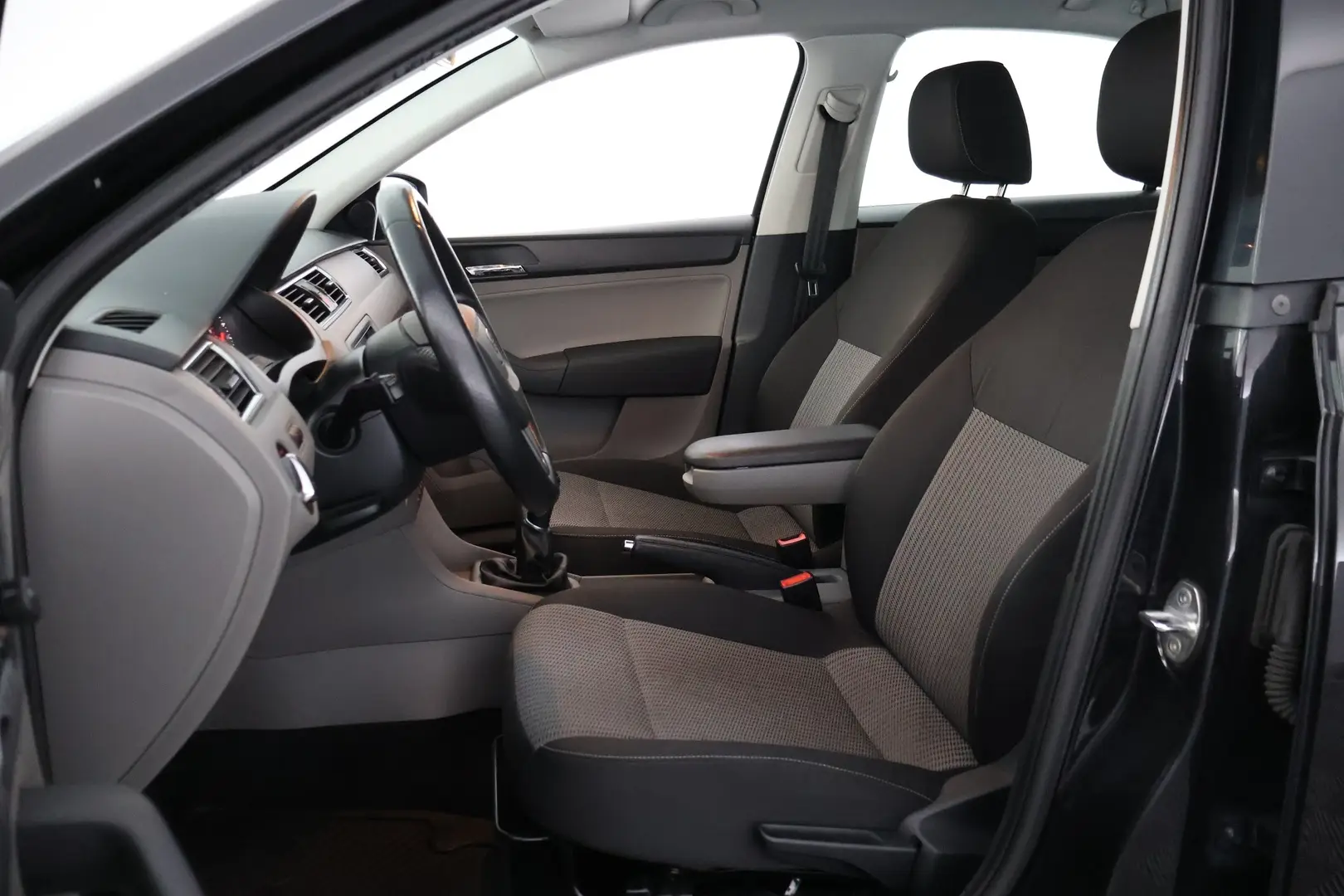Car Image - 14LJBjdppavA5XptYf4ZUi