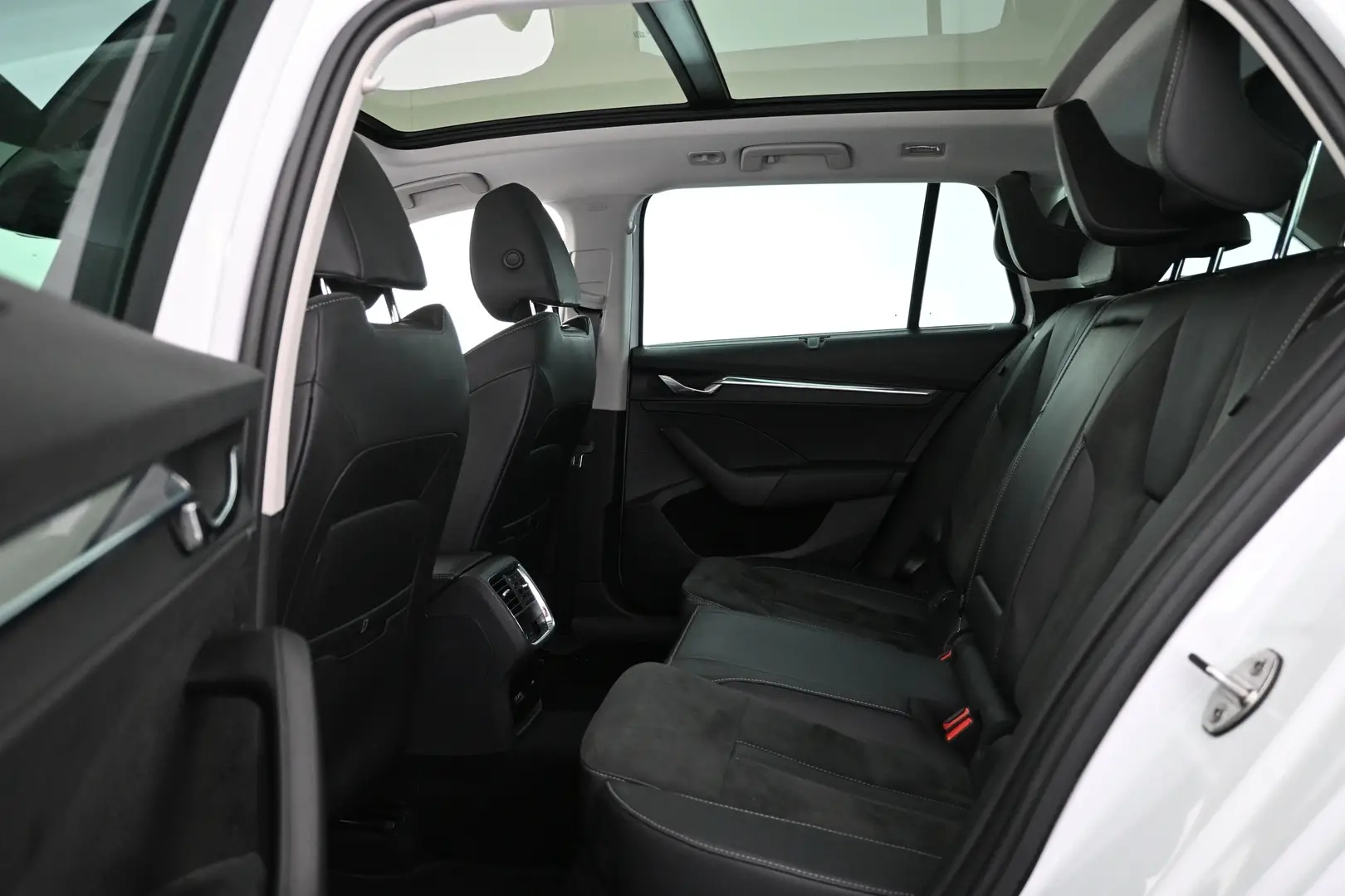 Car Image - Nnej0QBgqaukiV1BwLjWC
