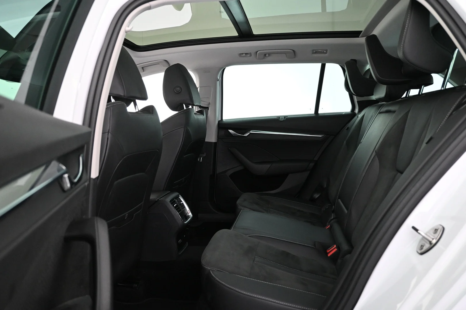 Car Image - Nnej0QBgqaukiV1BwLjWC