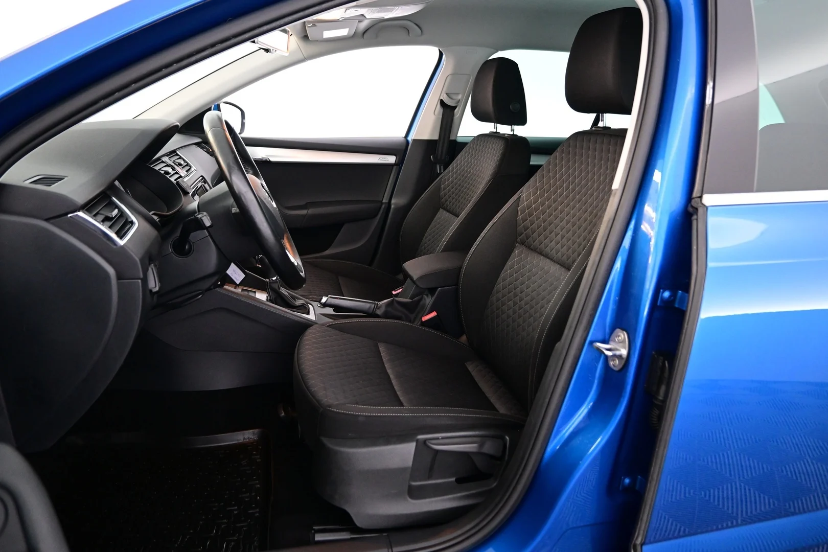 Car Image - 3AIwinkd2WthoxVbPFdHwe