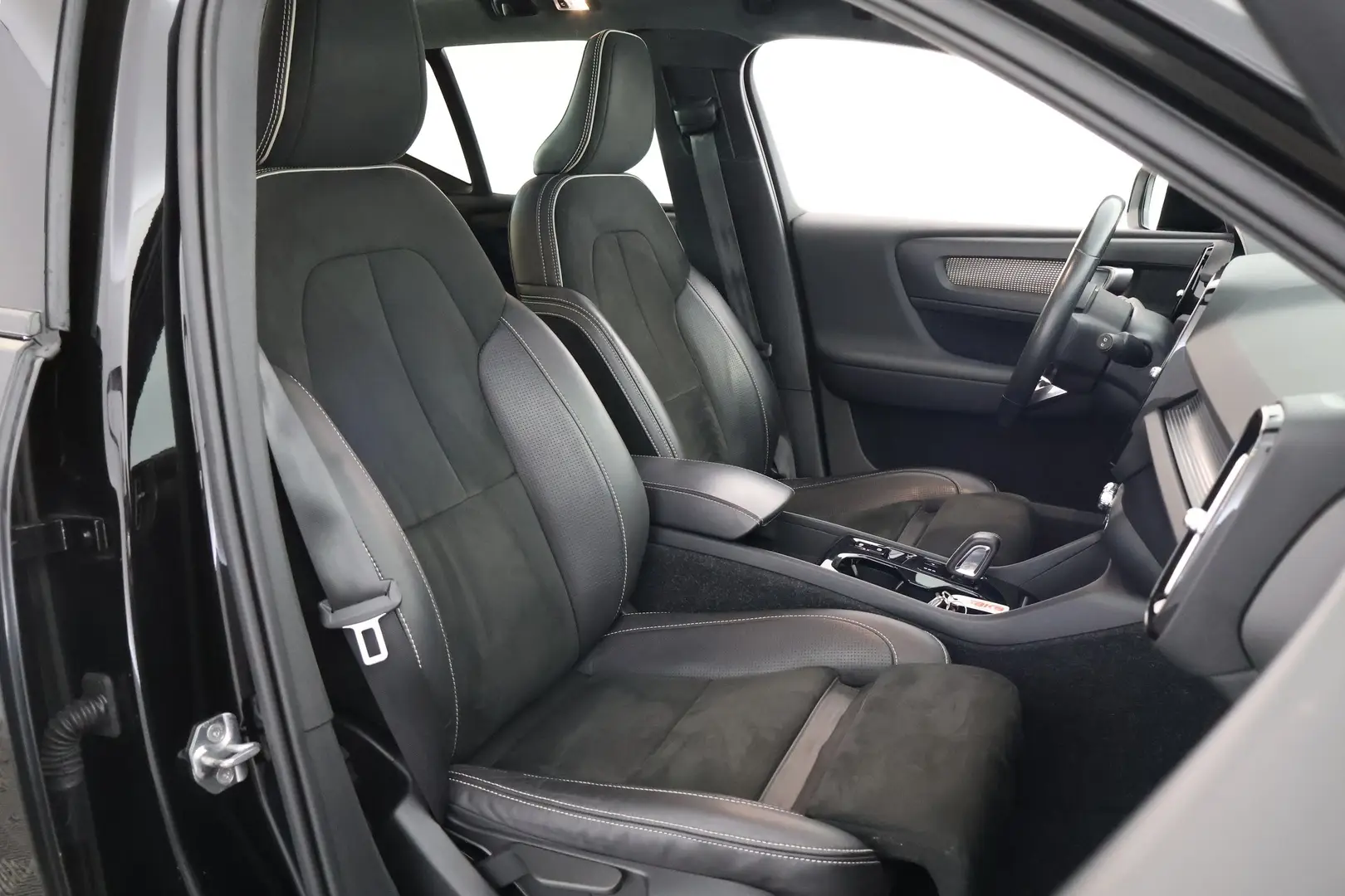 Car Image - CnpKPZpj6g7k8B8LIJrIh