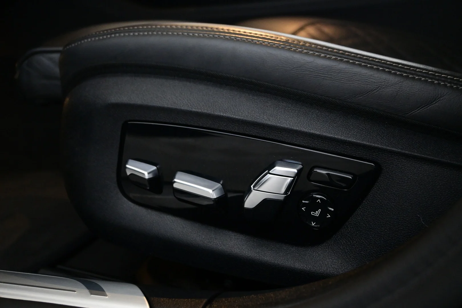 Car Image - W3H8PFELRnB9lYtpeRbJe