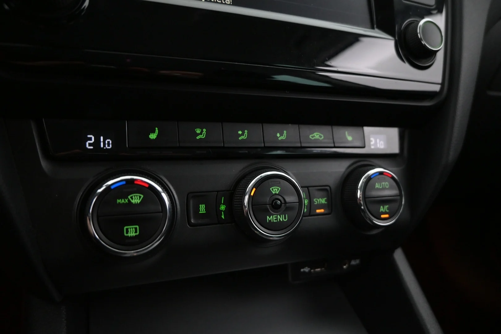 Car Image - 72SFiUHqw3k0LLy9IqUhzn