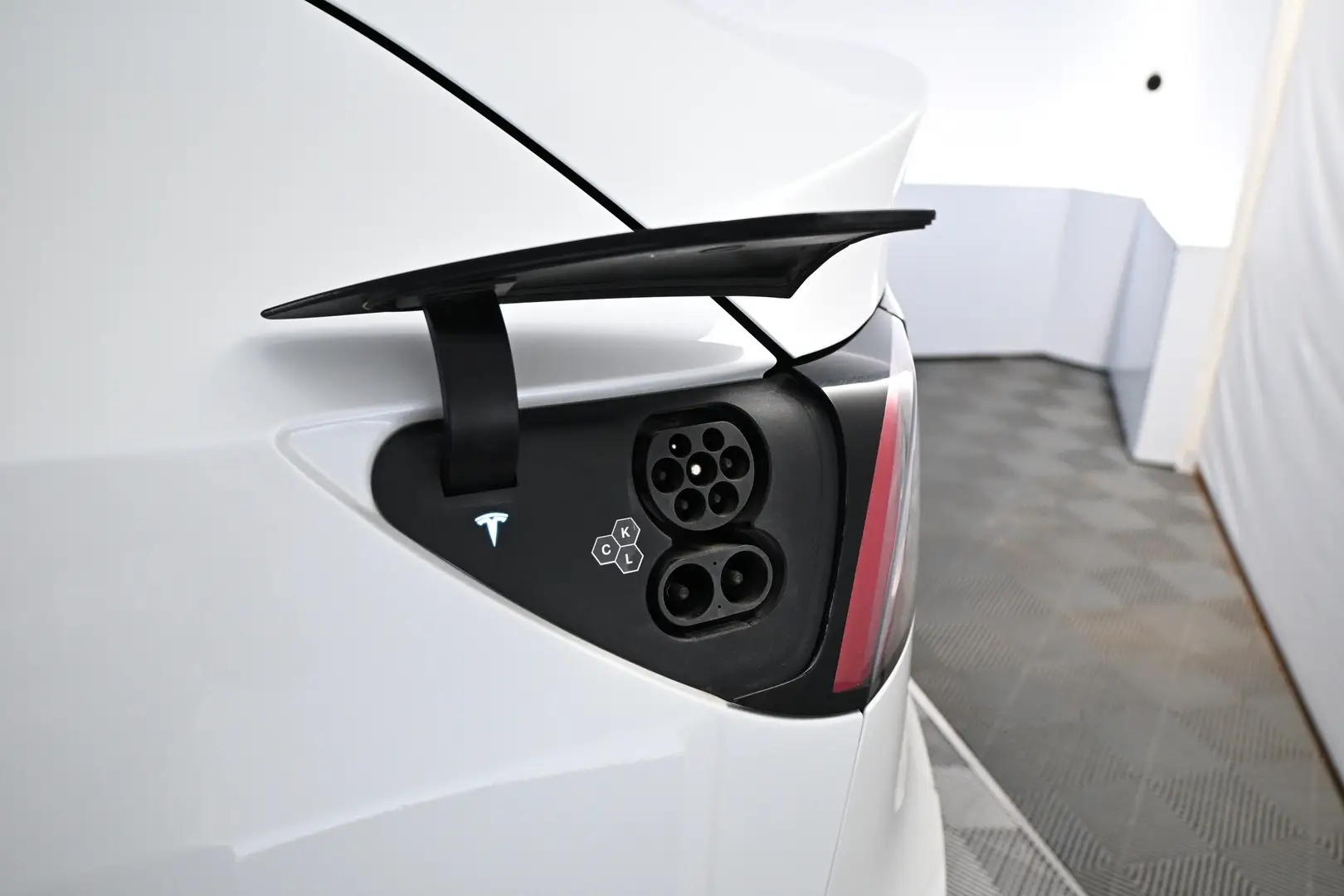 Car Image - 5wMQvMc60y3vtZZdrCBm33