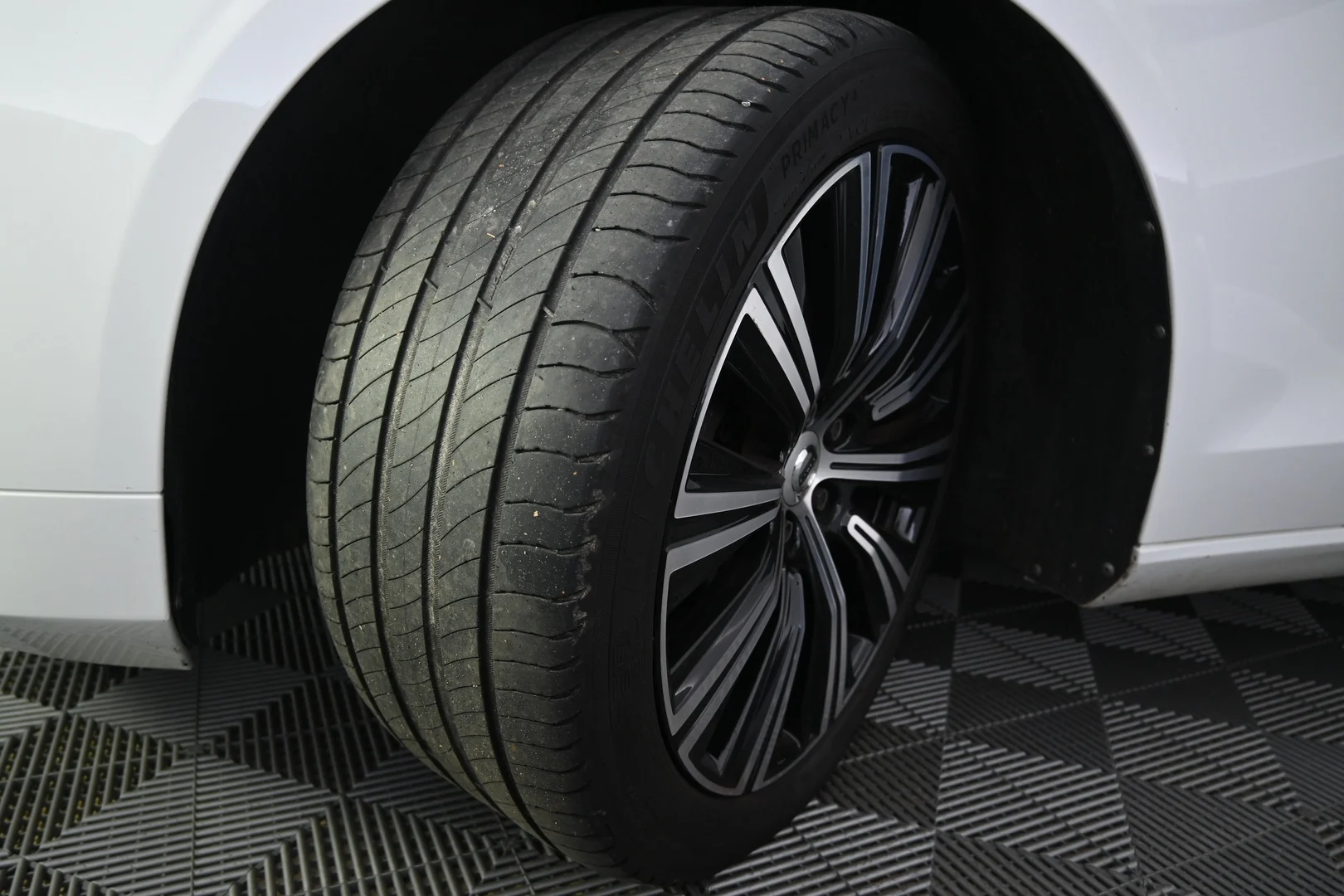 Car Image - 3Vy0y5tGRvFOU68M2GQ4ex