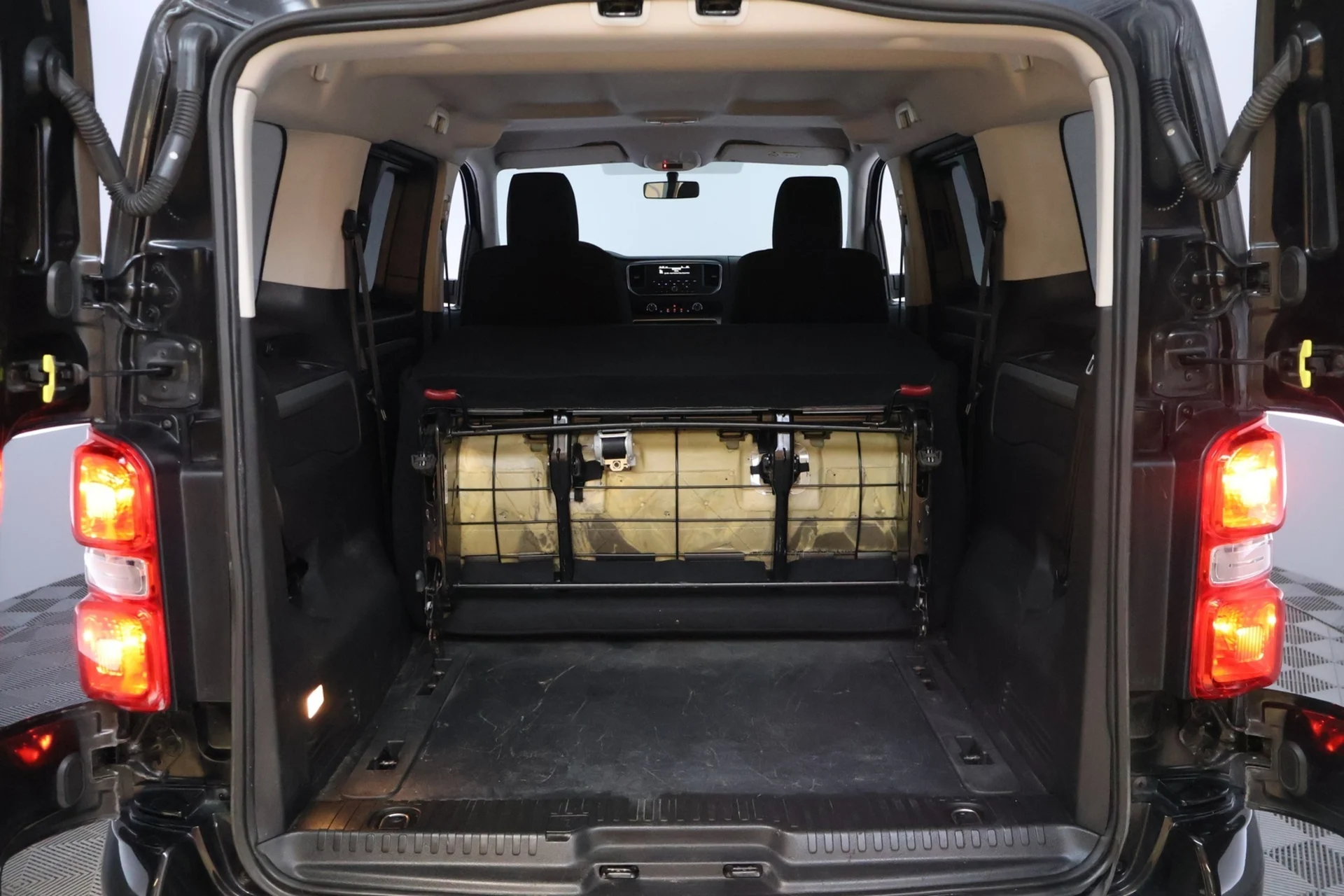 Car Image - 4HZOZ0AwvvuTQZpOAMG9Zb