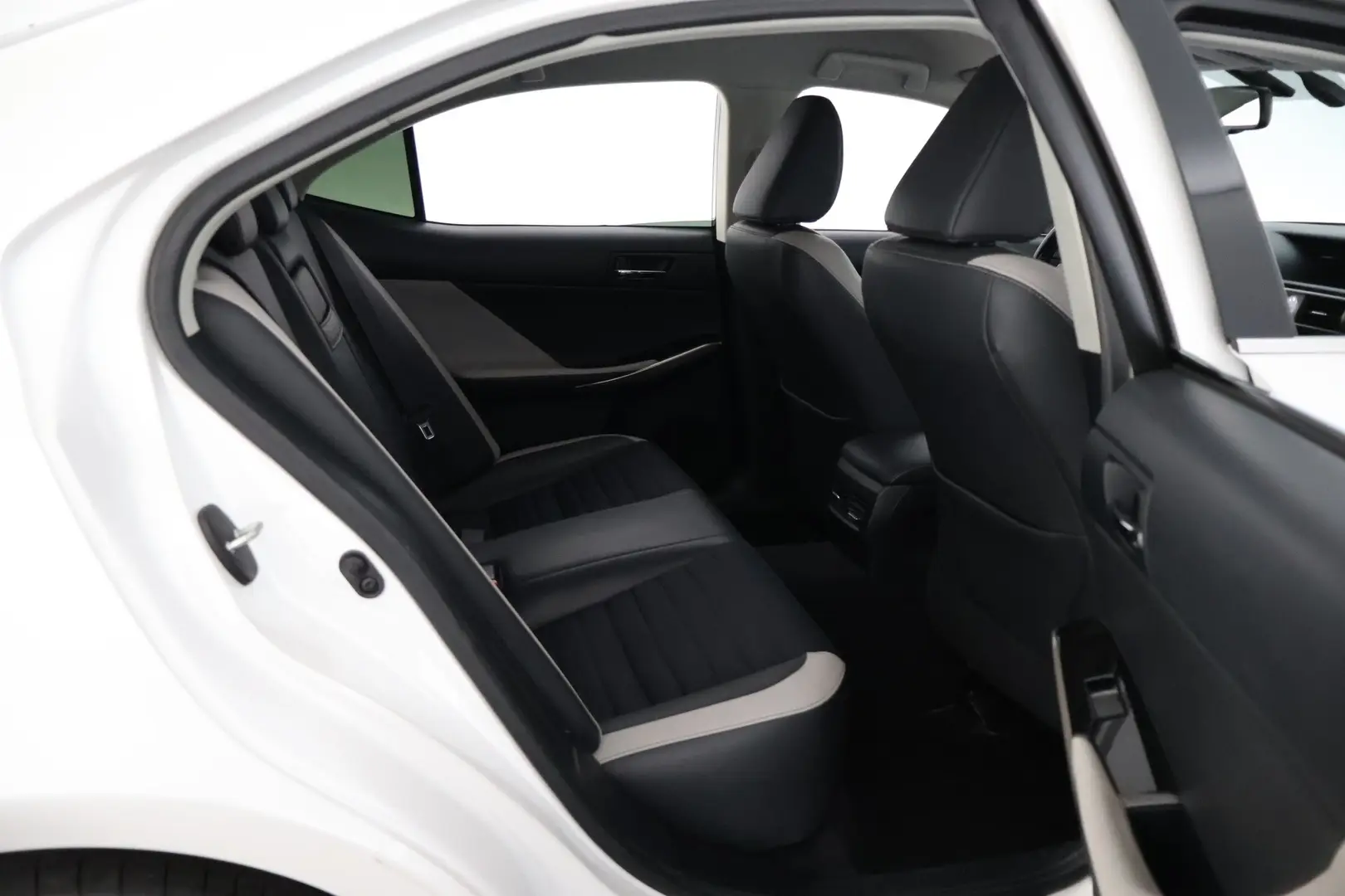 Car Image - 3rWvXhbzmb2l4UVNRs3abO