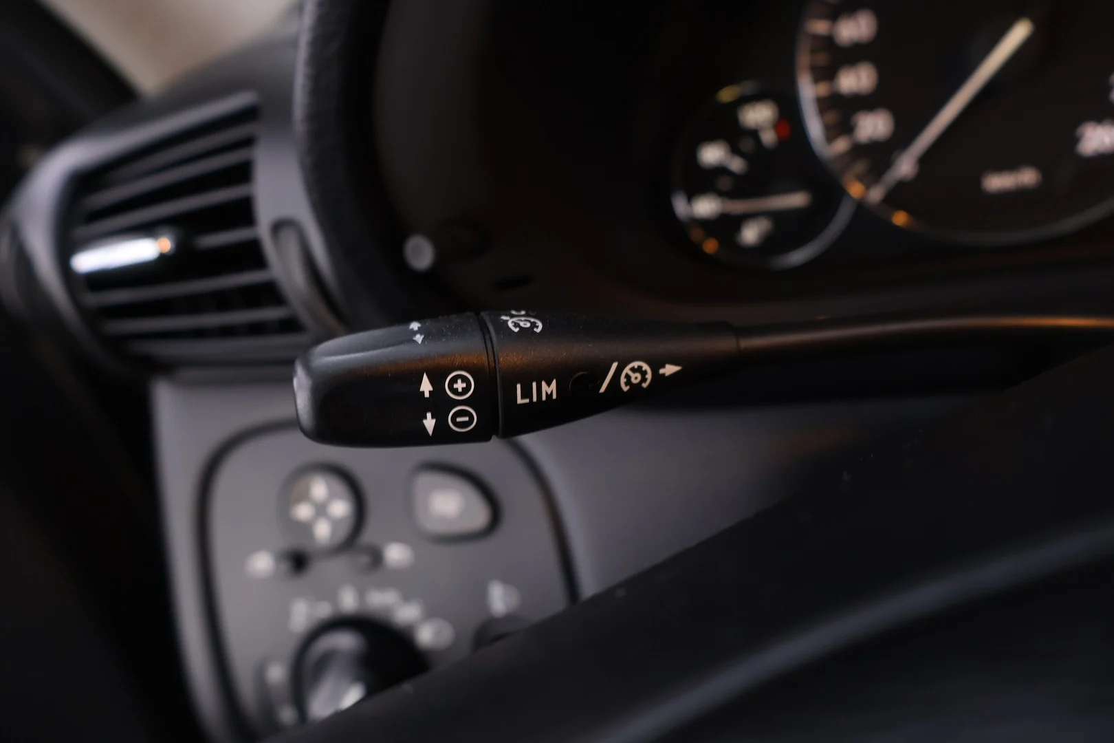 Car Image - 5S2TmLzTJHgTYwSjNiIb3d