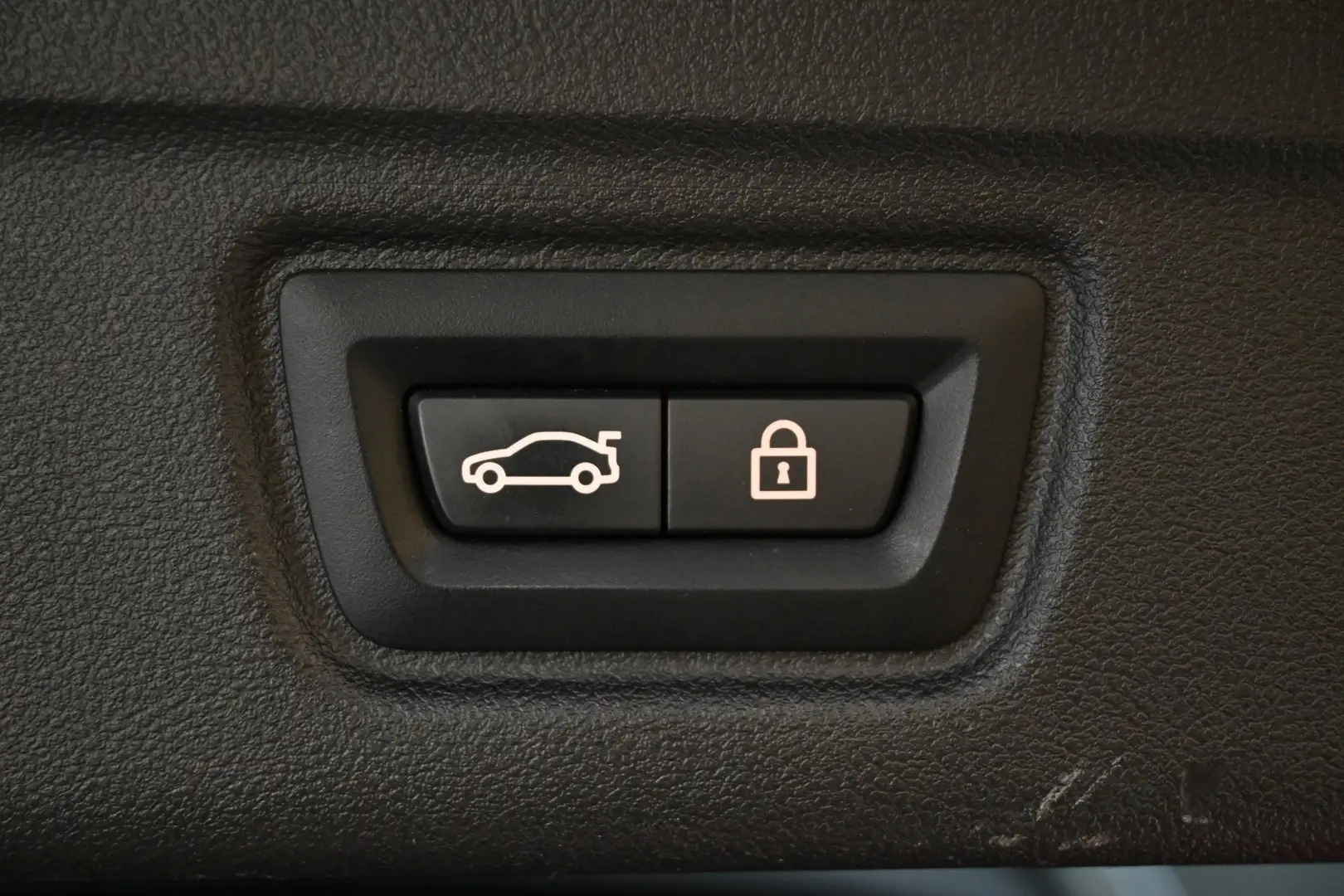 Car Image - 7b3zn3E0RXItEONkwFPrjv