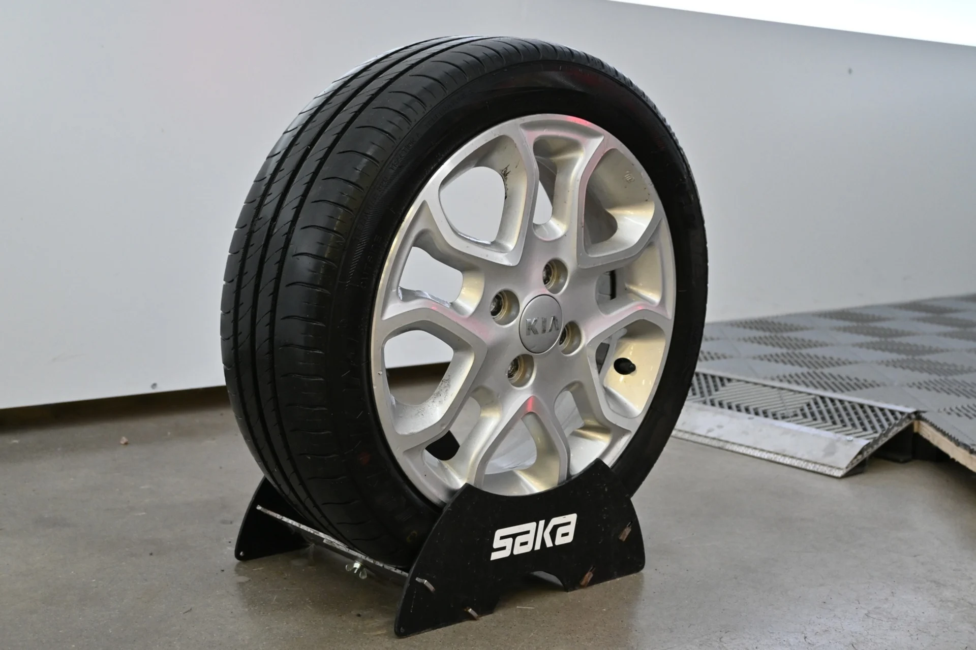 Car Image - 3SBWGIomatyZlpPiFDhFnL