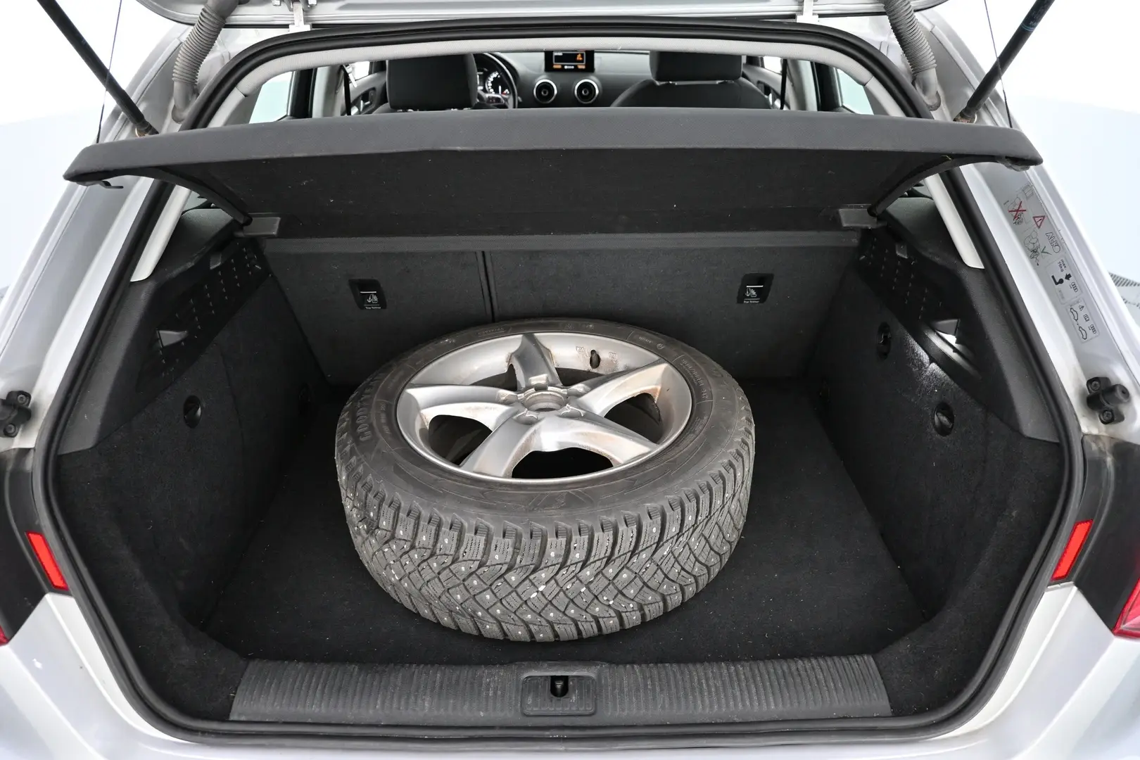 Car Image - 4U4EQKwDX3VPUfxxL0tqkM