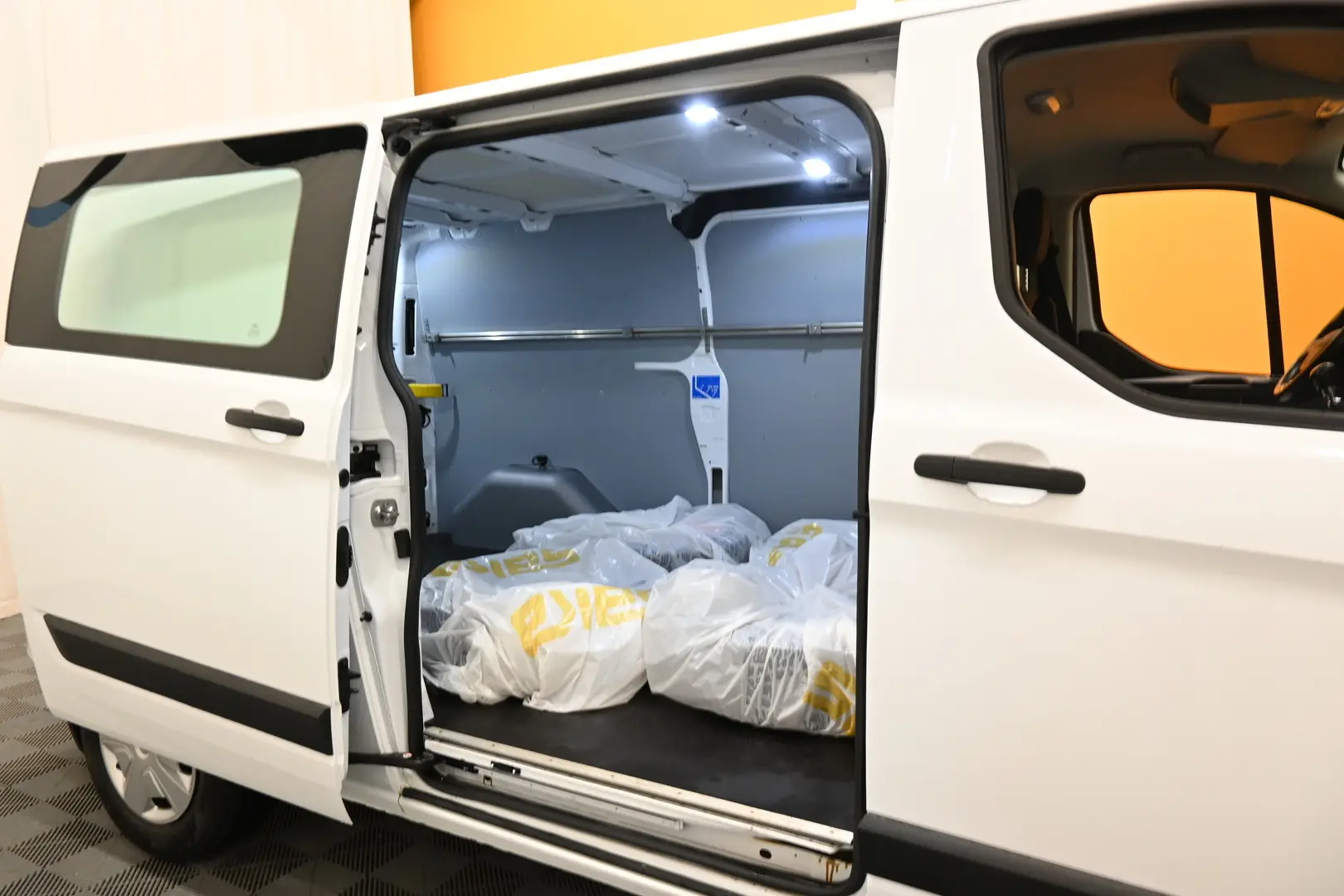 Car Image - kef4Lc9YhY2EetXVHjsLK