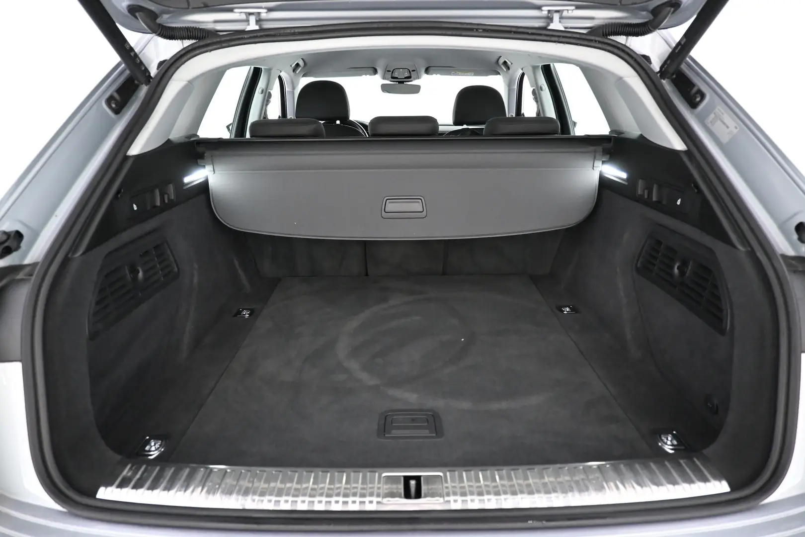 Car Image - 3Vd6rqLcCILtbXbPn44MfE