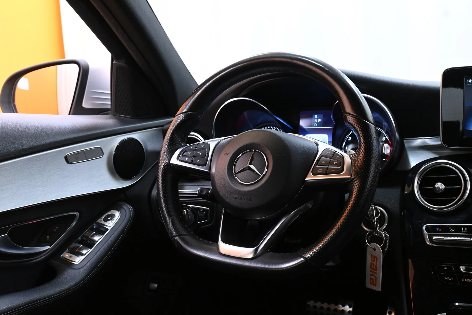 Car Image - 6oa2PnSgcKn8XiIgQU6WJO