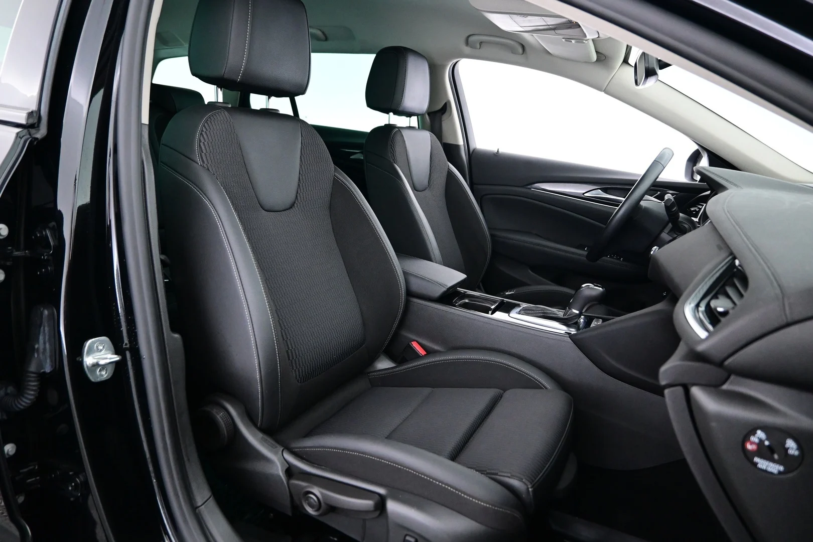 Car Image - 6hSqBekpdz5MN4xhJeioer