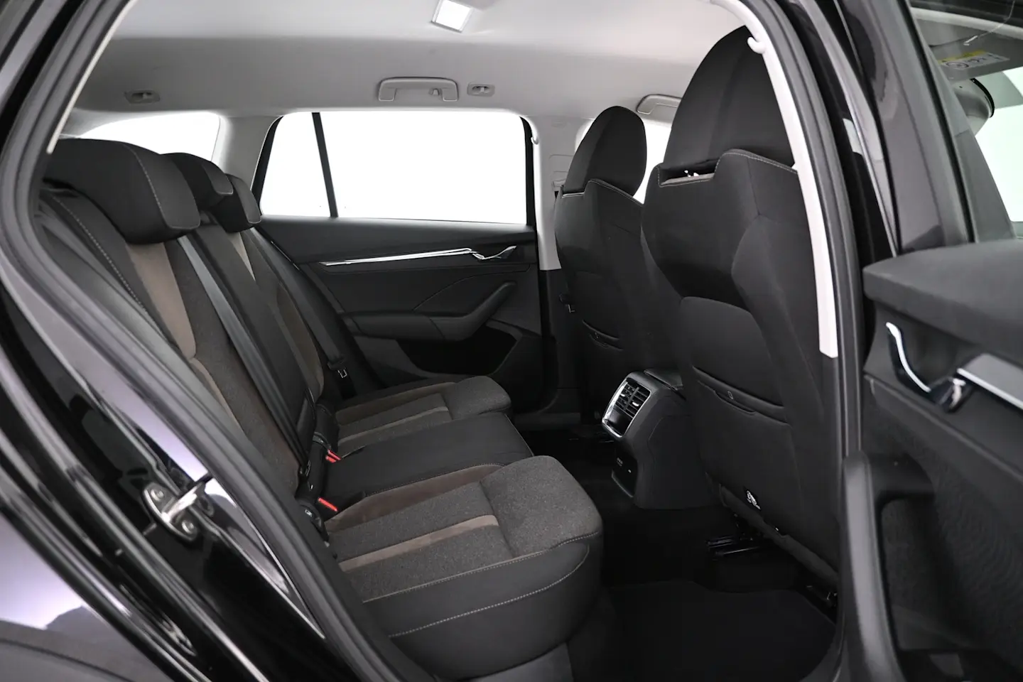 Car Image - UunPpROg0z6VOzF8VRda9