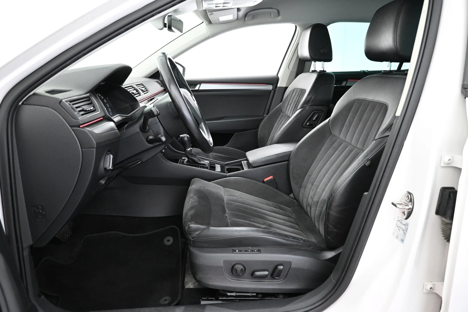 Car Image - 5j9uRxQ9IPiWzGhajdBg4W