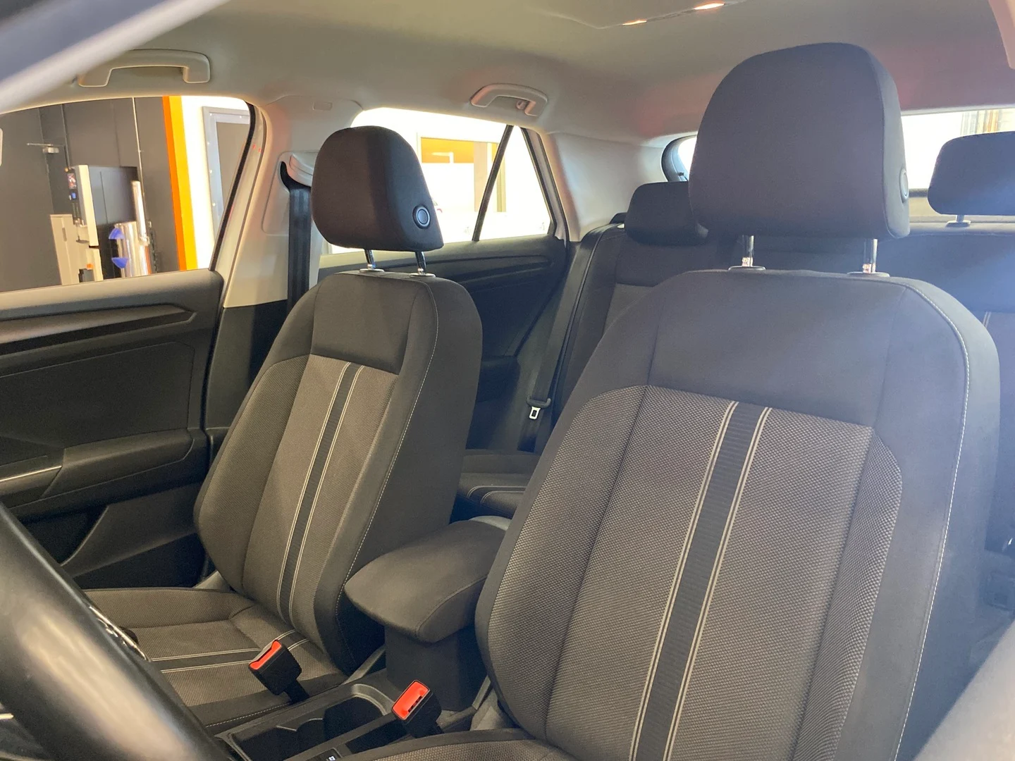 Car Image - 3wLHXfbV7f6yqM40FGIdBw