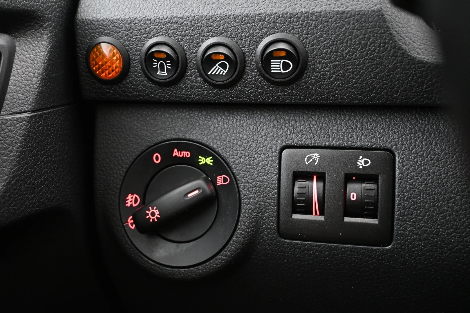 Car Image - 1LmZHb8KYxfqisIl20luKE