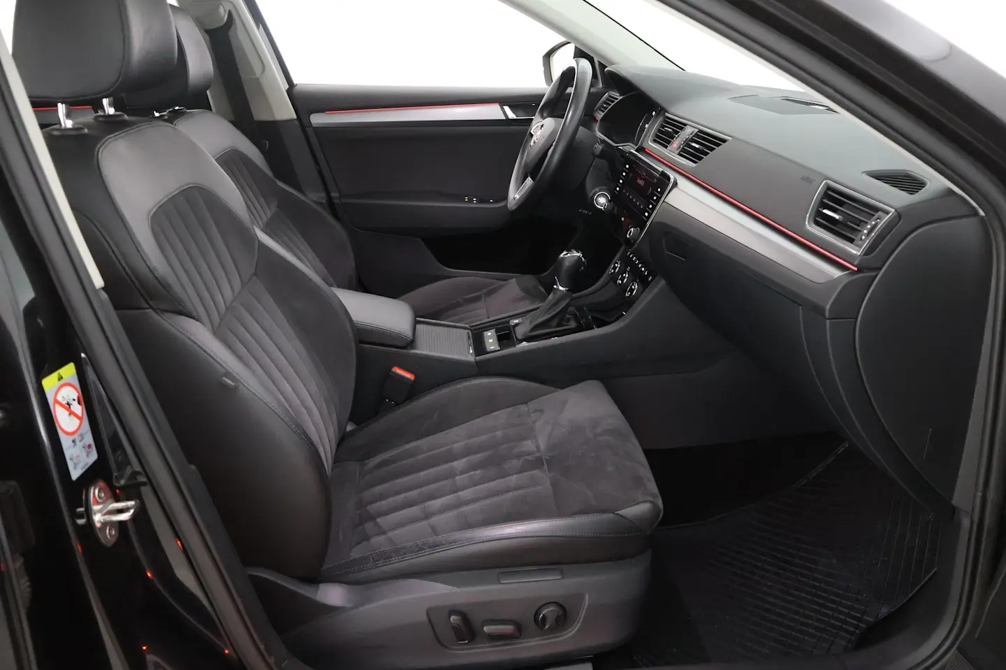 Car Image - 3rhj9ttfv7XUEbrP2QINiC