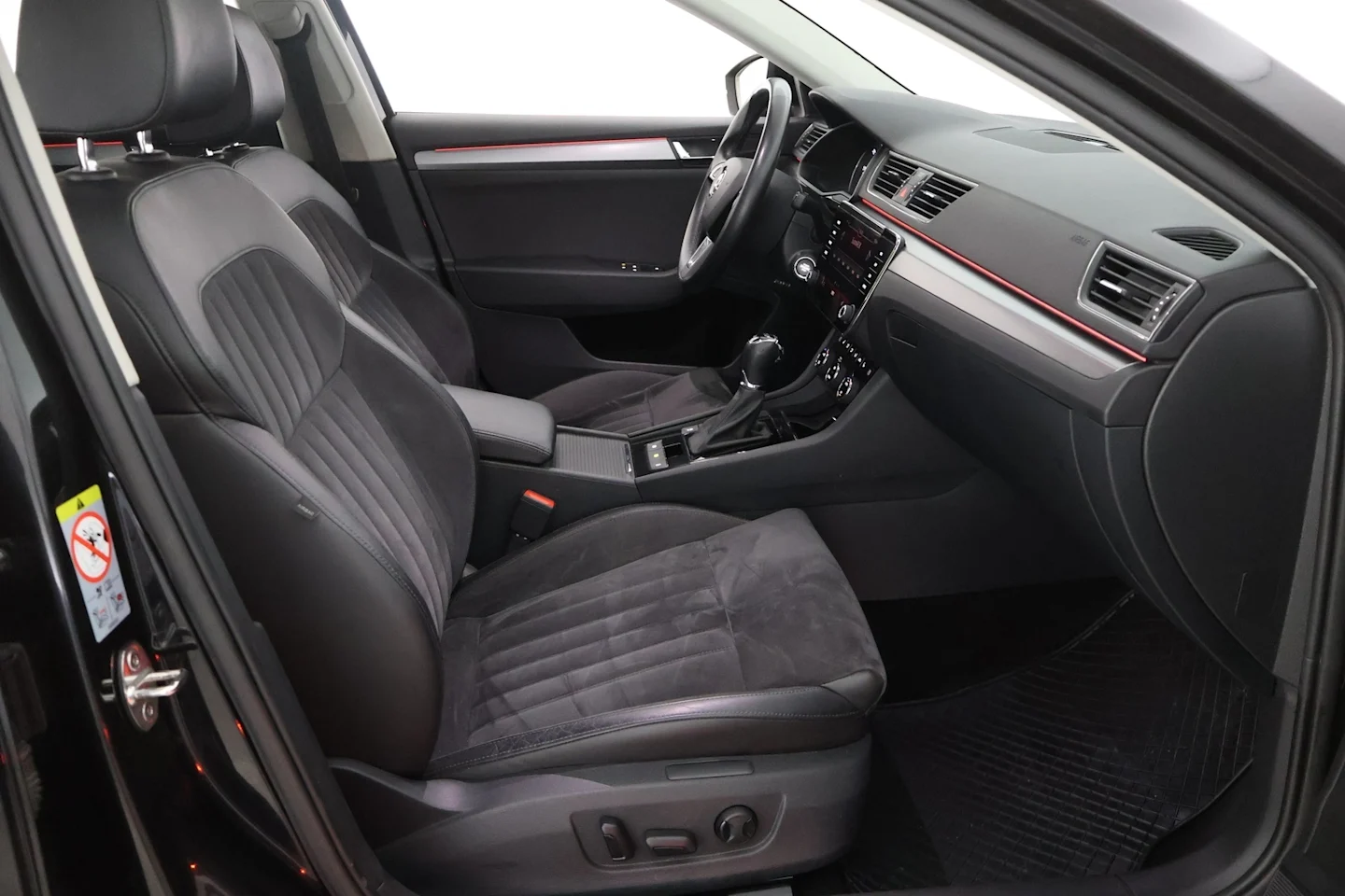 Car Image - 3rhj9ttfv7XUEbrP2QINiC