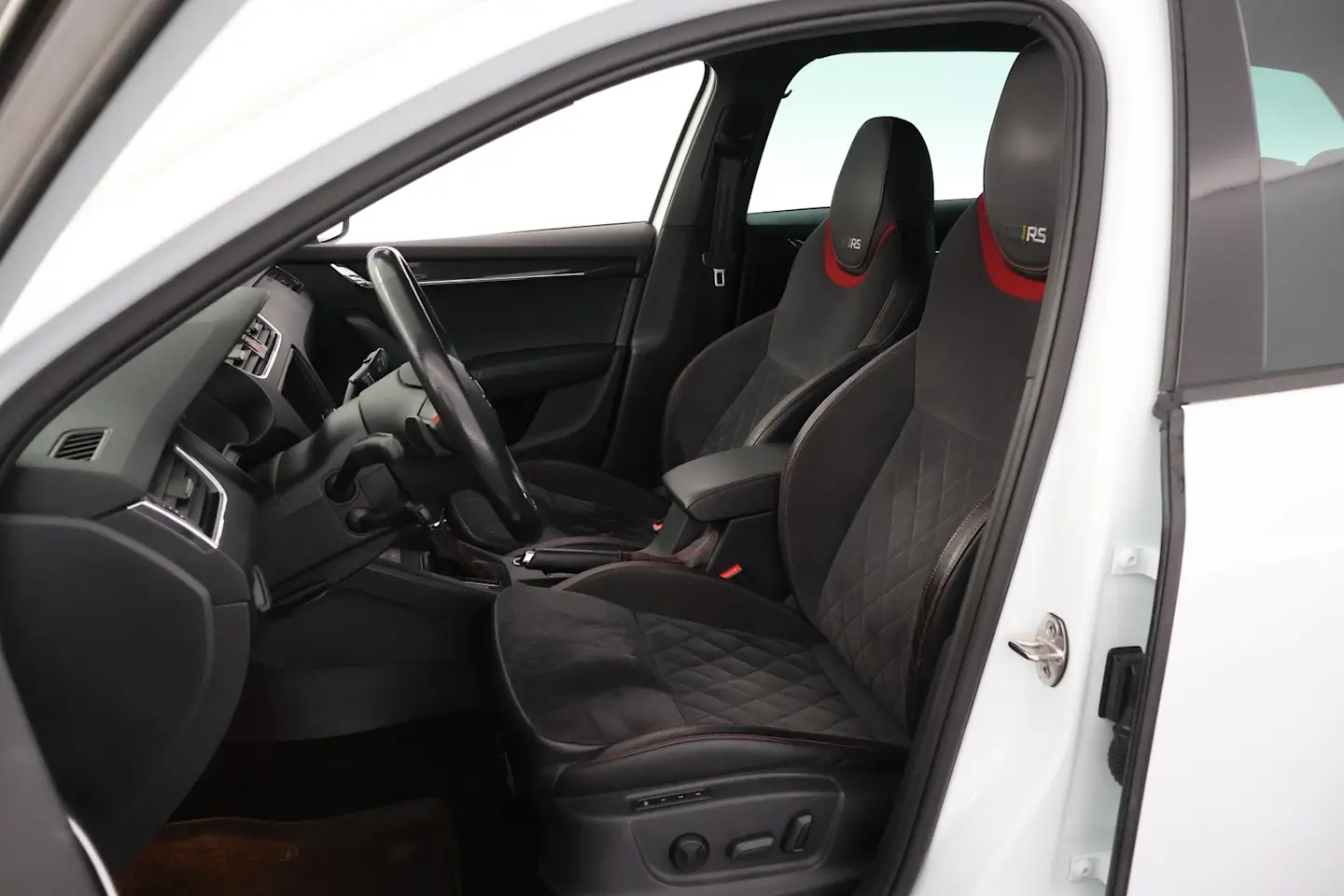 Car Image - MPrRYnI2XczWXDxOfvNVT