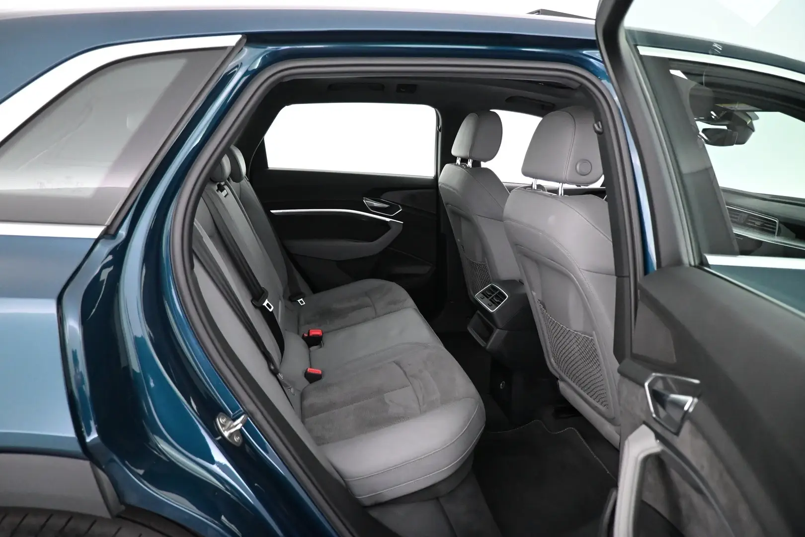 Car Image - 2YCRTGmSpT41jf5K9vQIAt