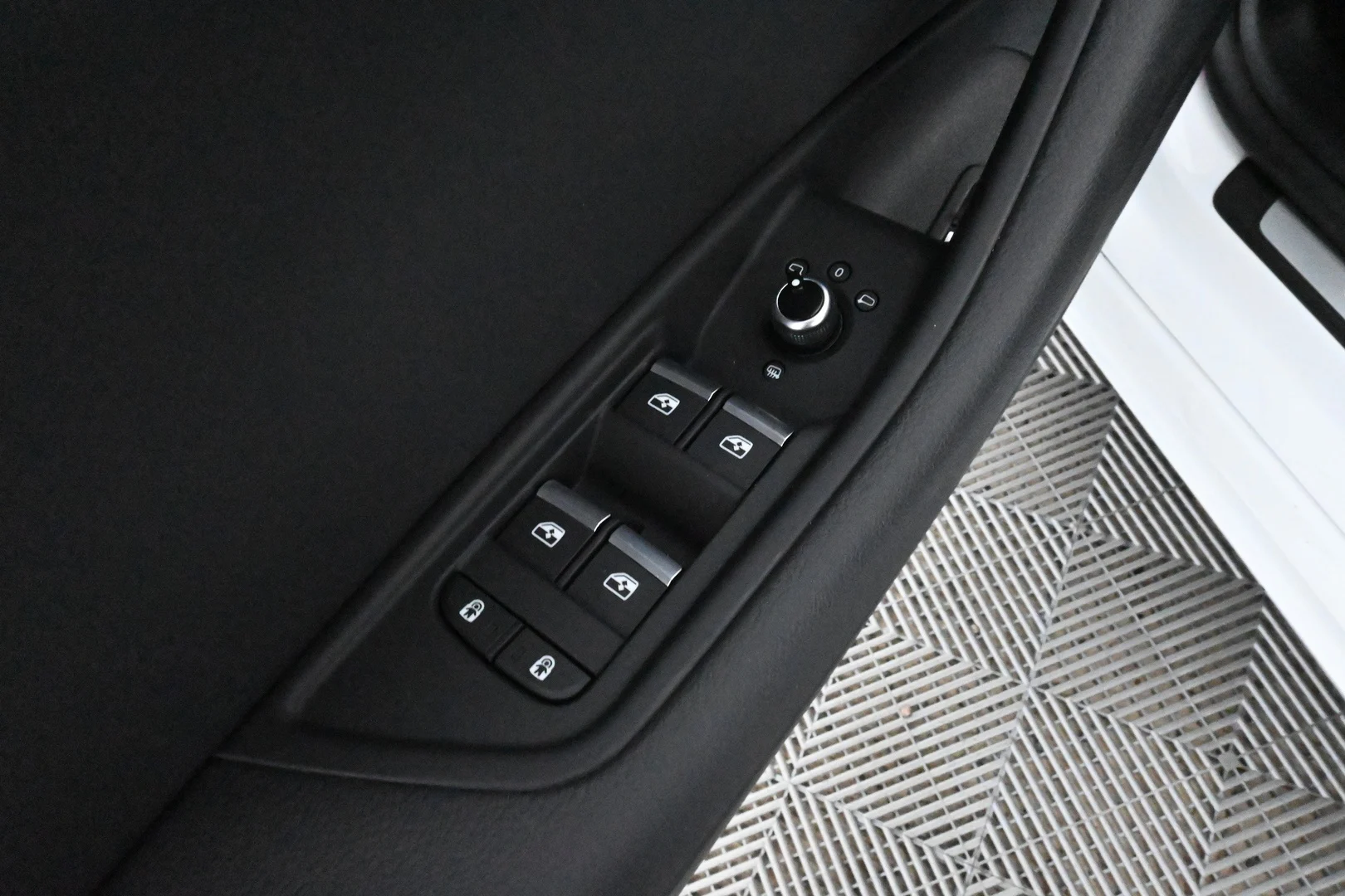 Car Image - CyON9JVkT6UArbJUaSfIK
