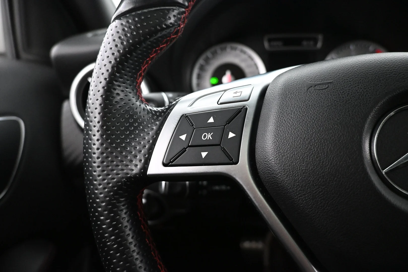 Car Image - CdHWxLMcfTzgBgPoOFqo9