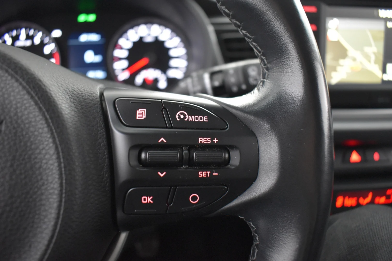 Car Image - 4vZ7qYInaGA76tAE25AU22