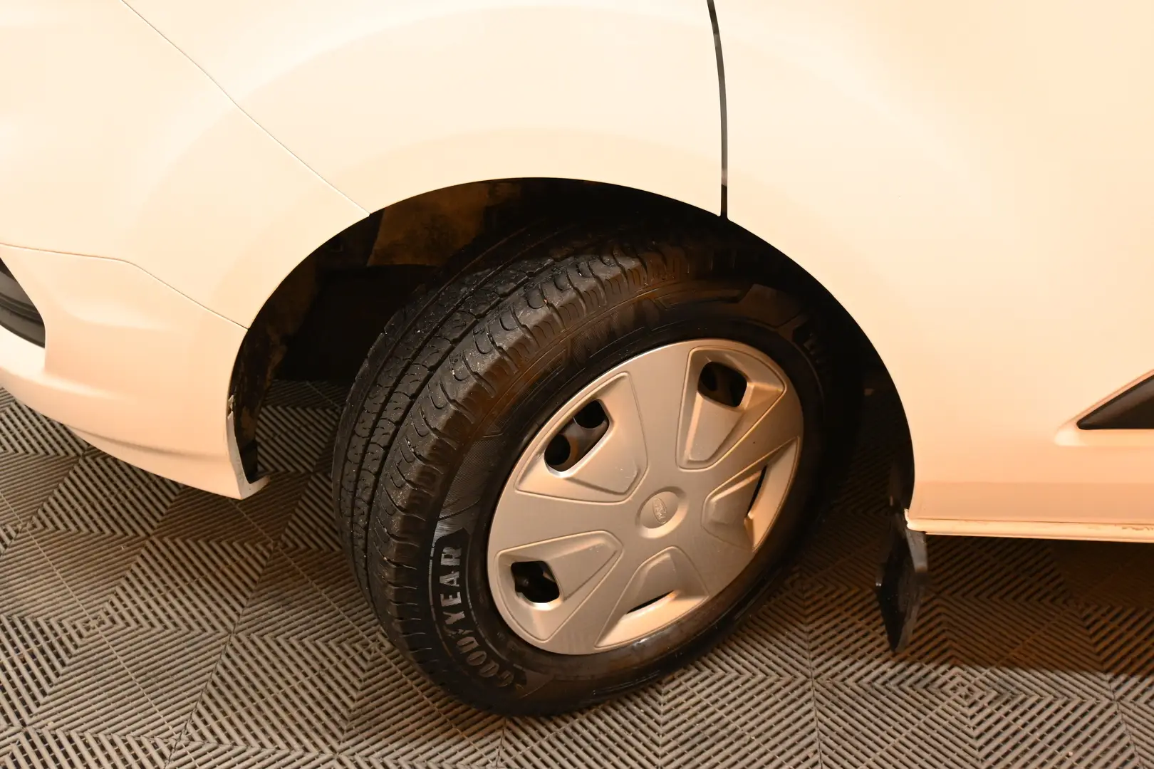 Car Image - kef4Lc9YhY2EetXVHjsLK