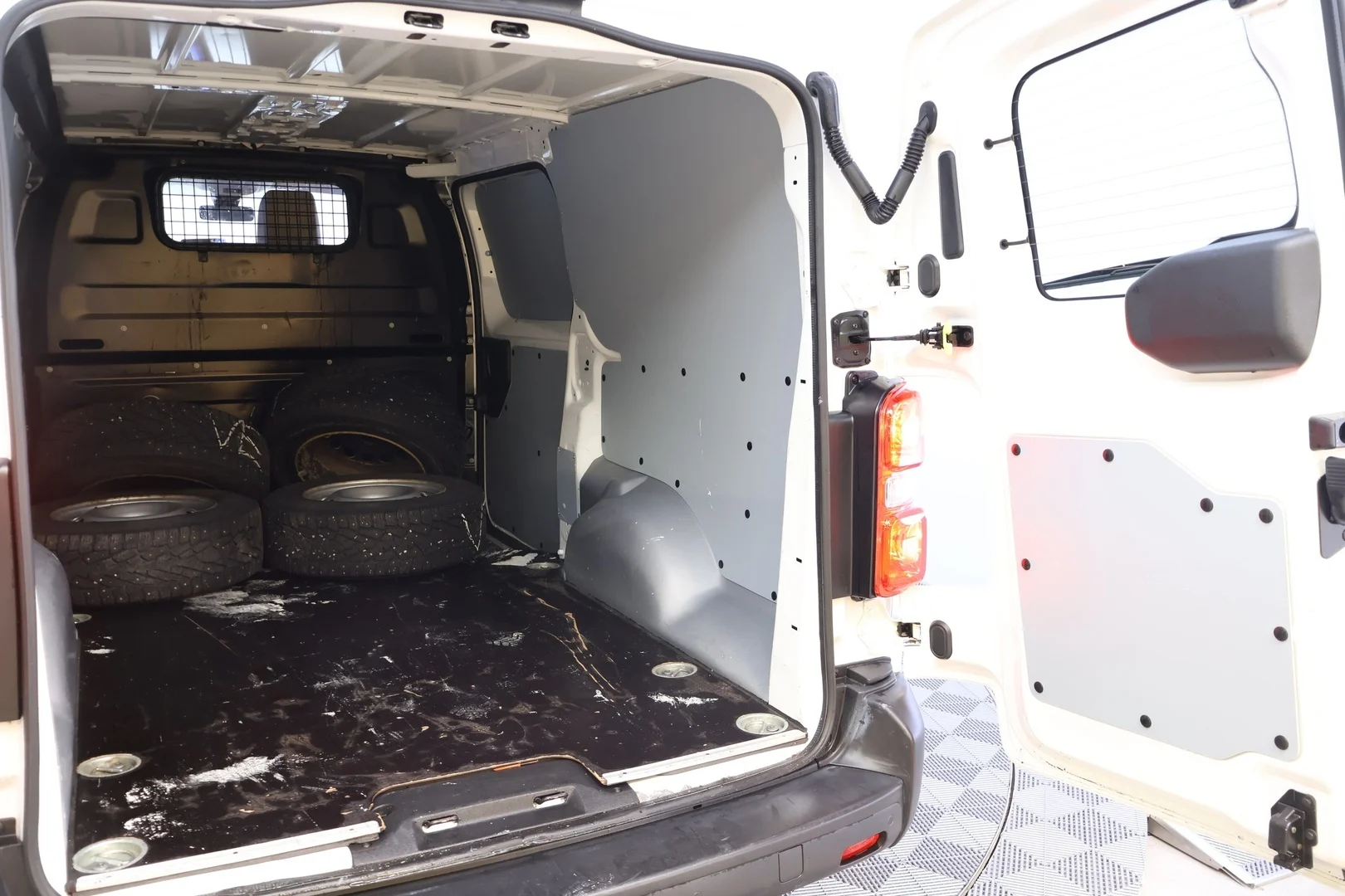 Car Image - 7AicrGbSDnw677344DfUH9