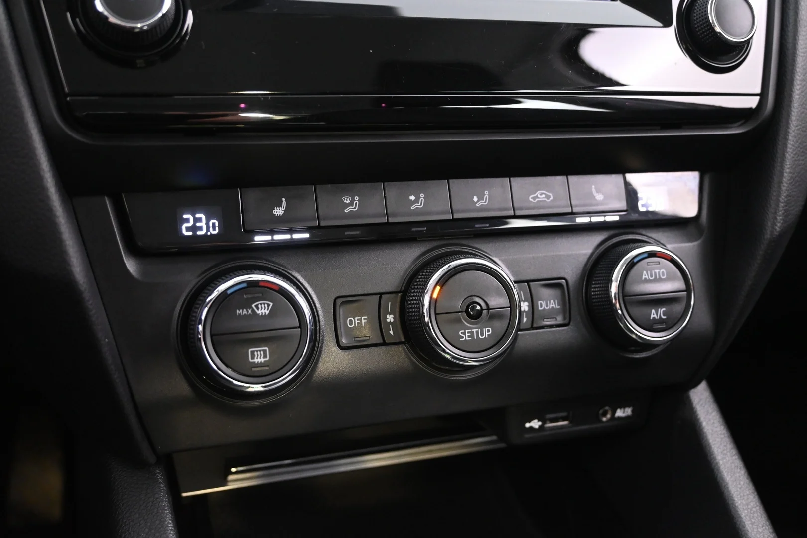Car Image - cxsyamBhtsBNUxigIHbvd
