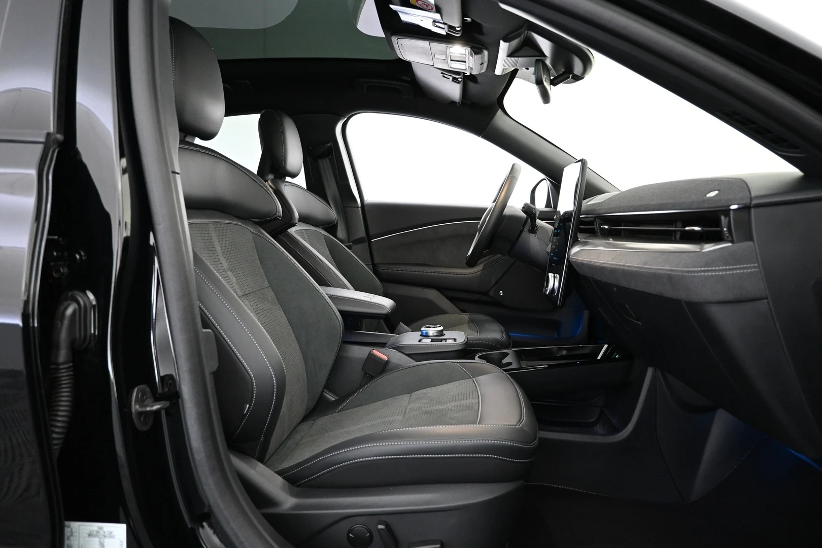 Car Image - 2Ee68aW24NhxR8l2xSF70O