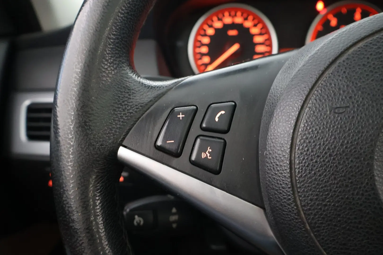 Car Image - 8kTN42r3JTpYHMjQ8x1bT