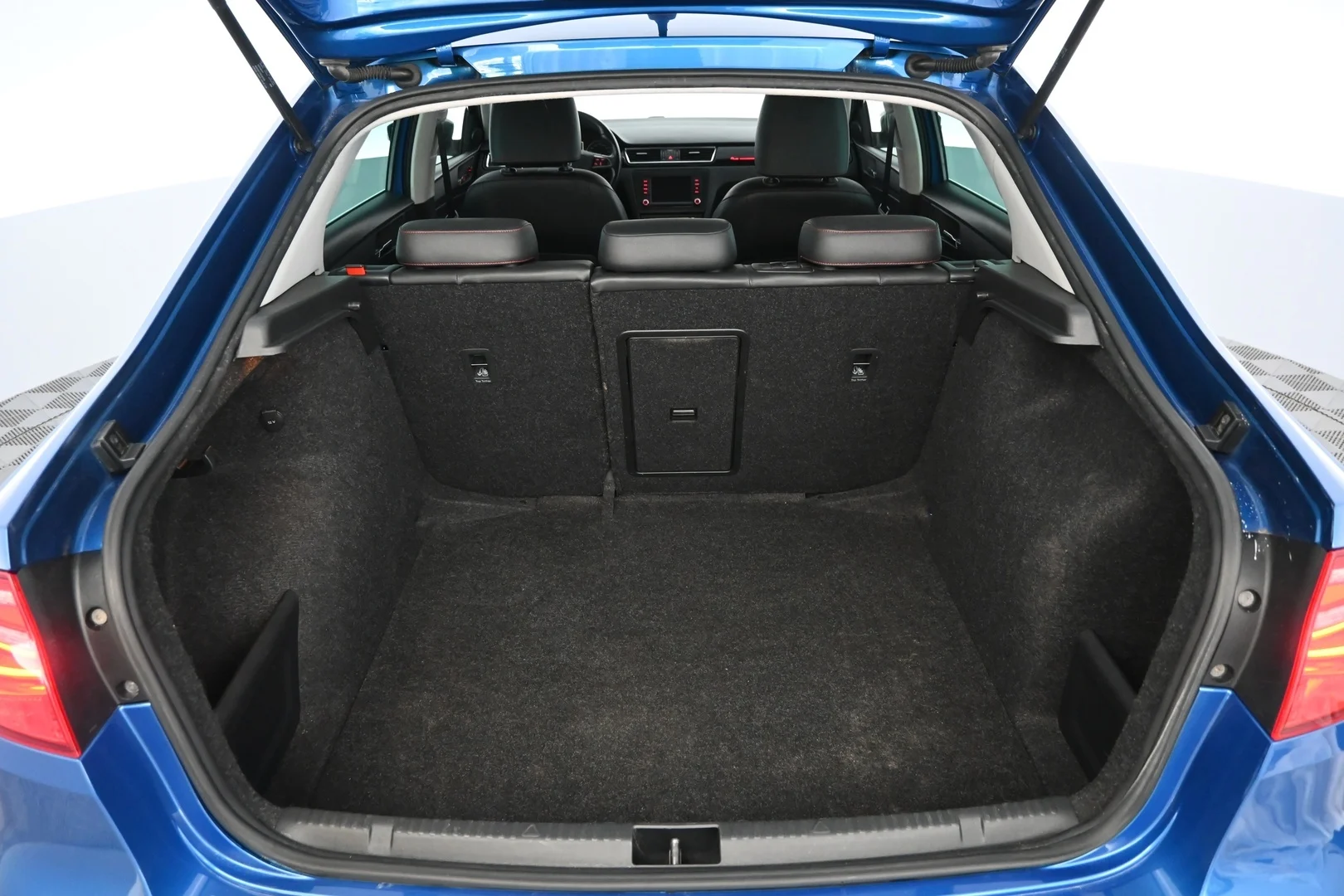 Car Image - 499CA670rAQsgD8pW0UXJf