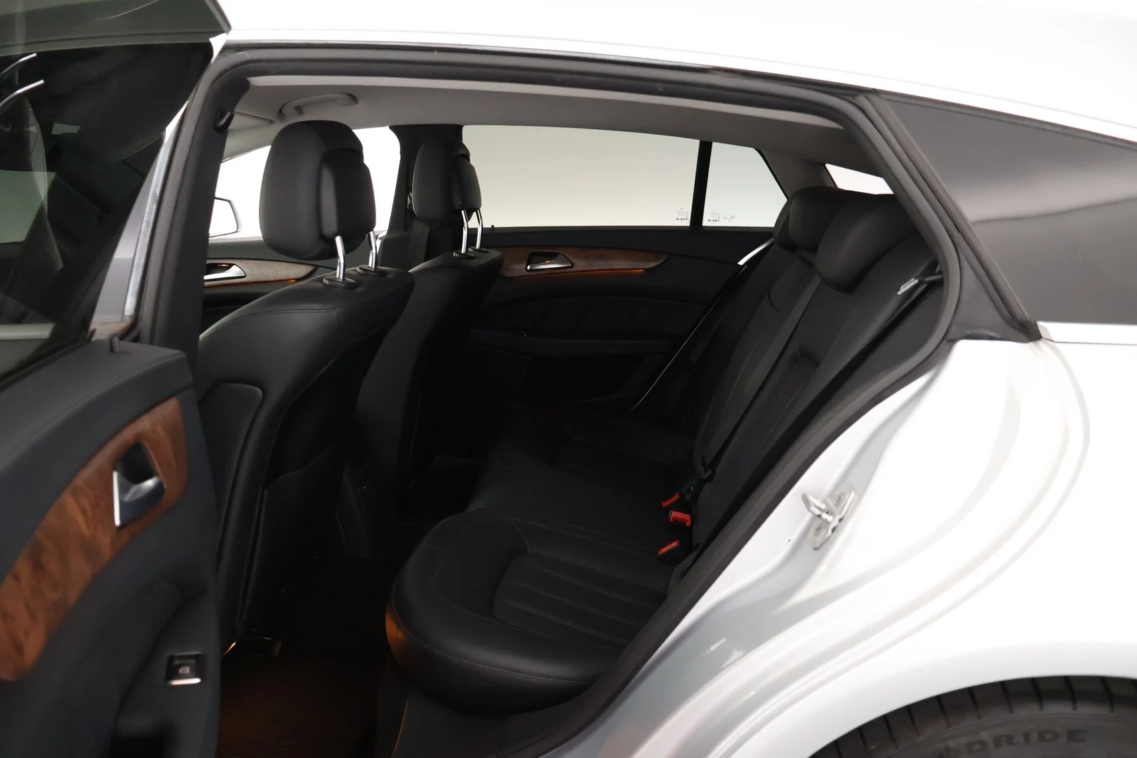 Car Image - IWH01pl2ke73DD8hporgu