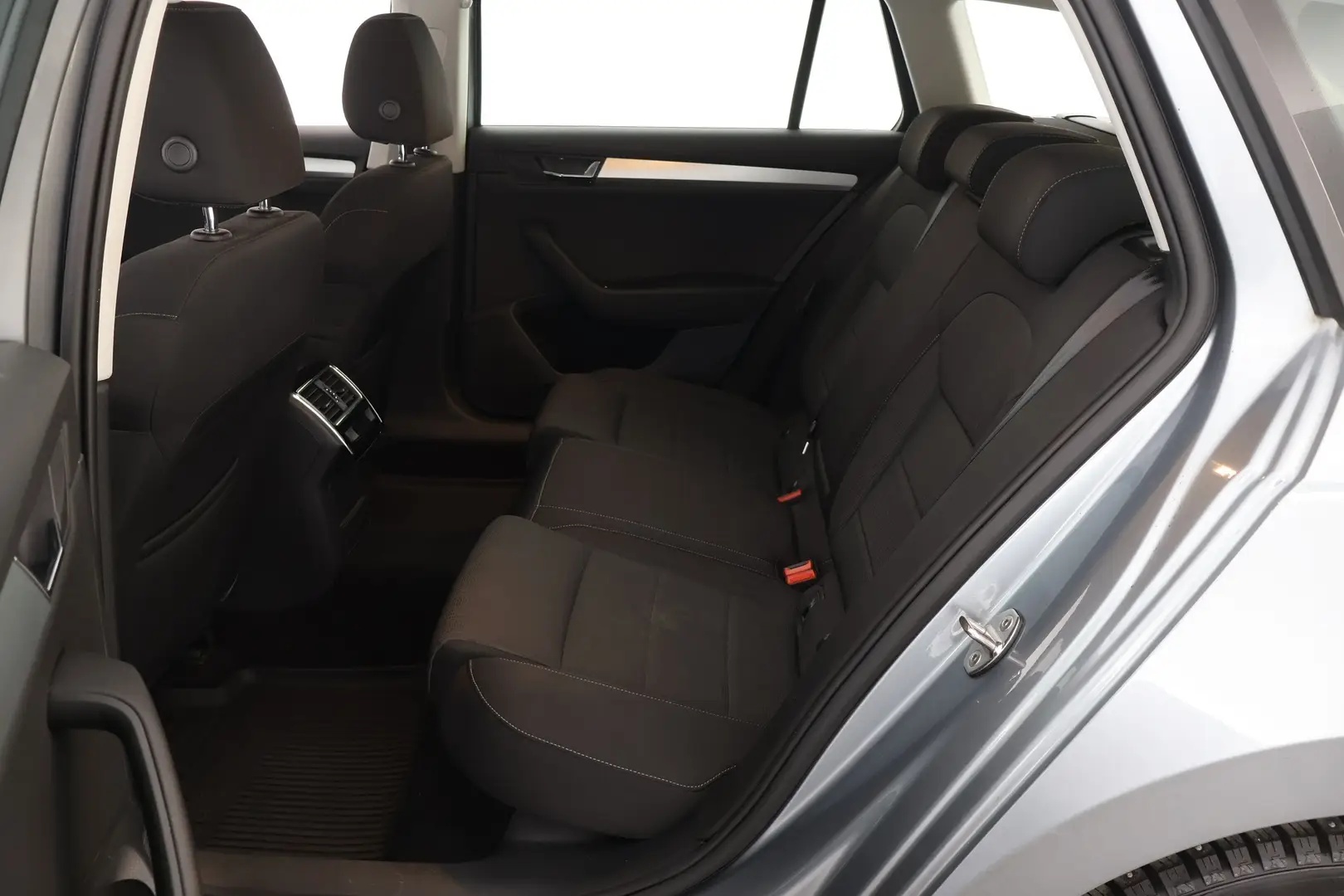 Car Image - rCaJJ6GTmym3gfVvIQGIc