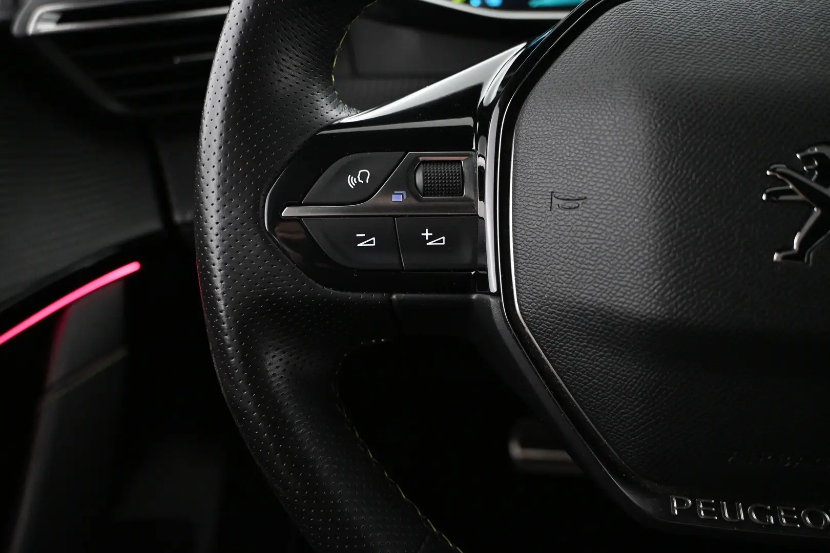 Car Image - Oyx9WXkBsVN8caE55q28K