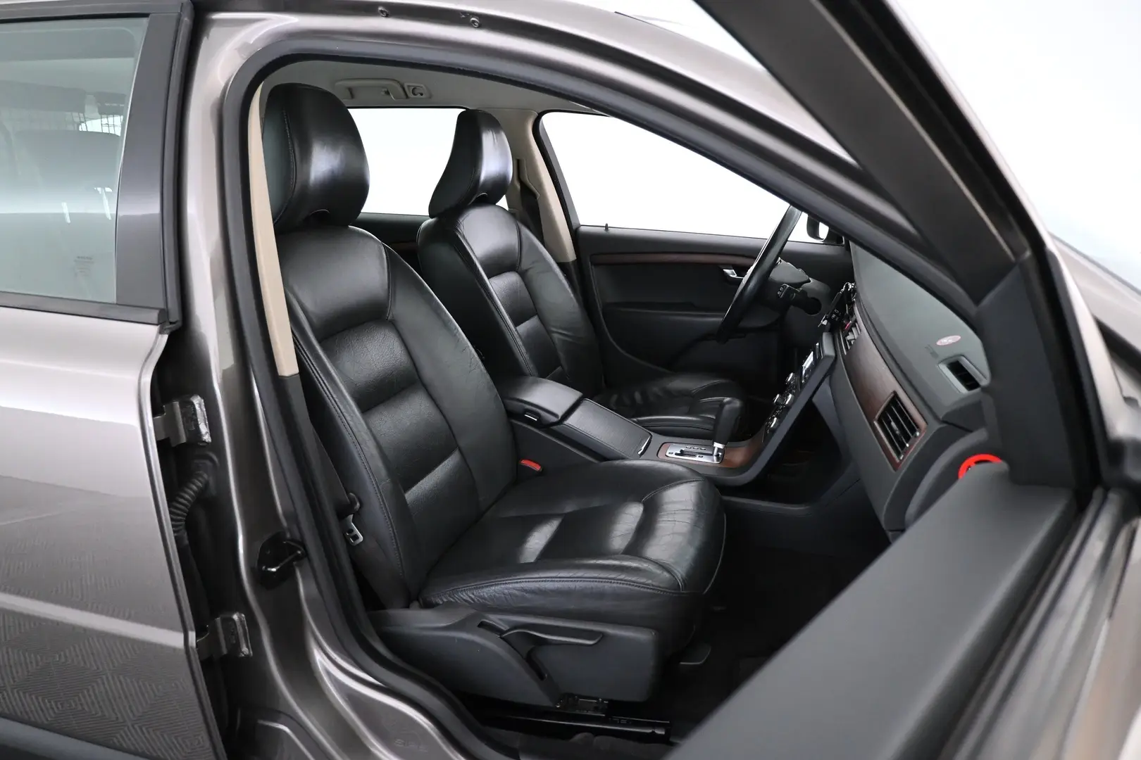 Car Image - e9DVzcqm4kkaPg2FNxUNx