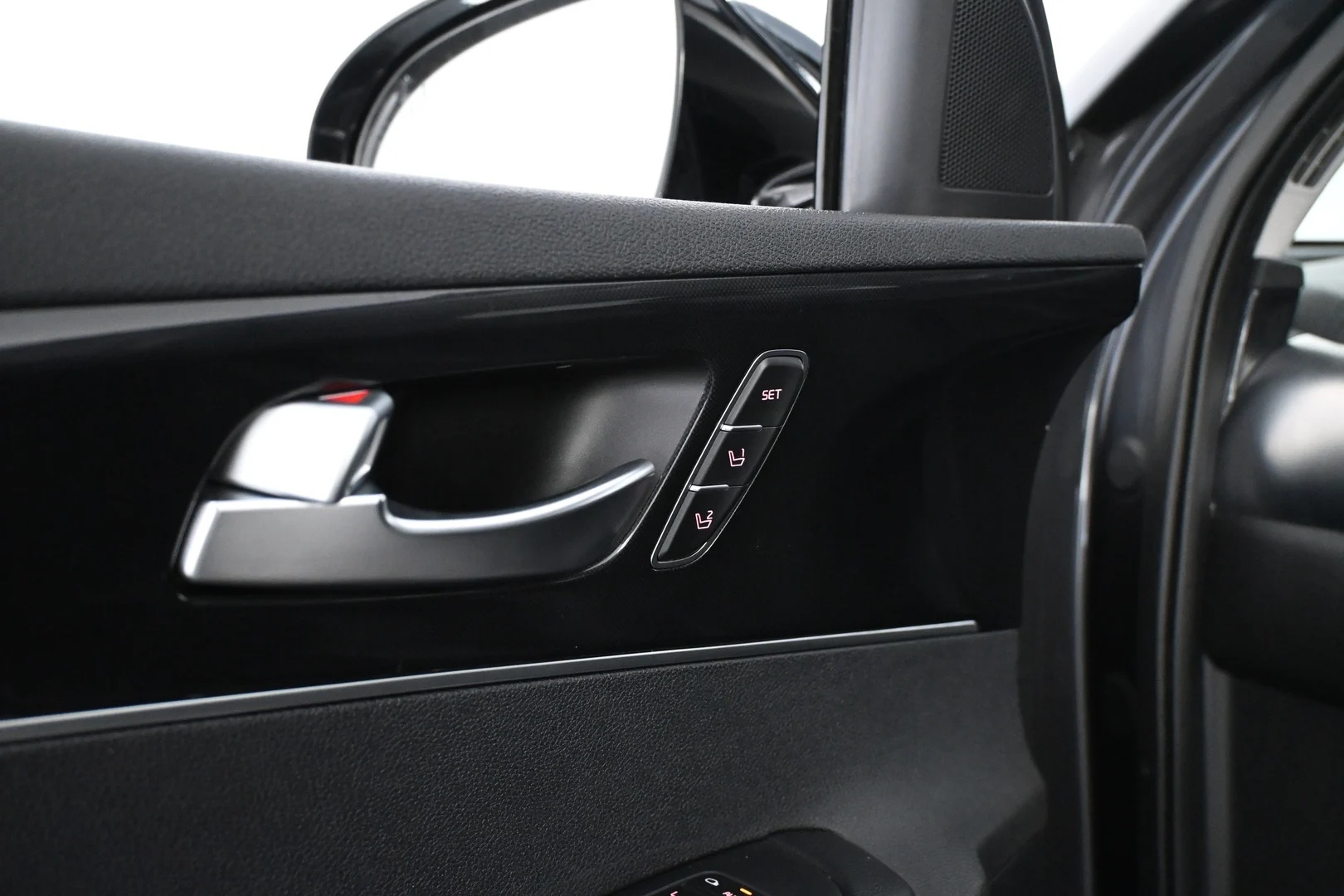 Car Image - 7aIsUShPyGPIqt3Cn77F68