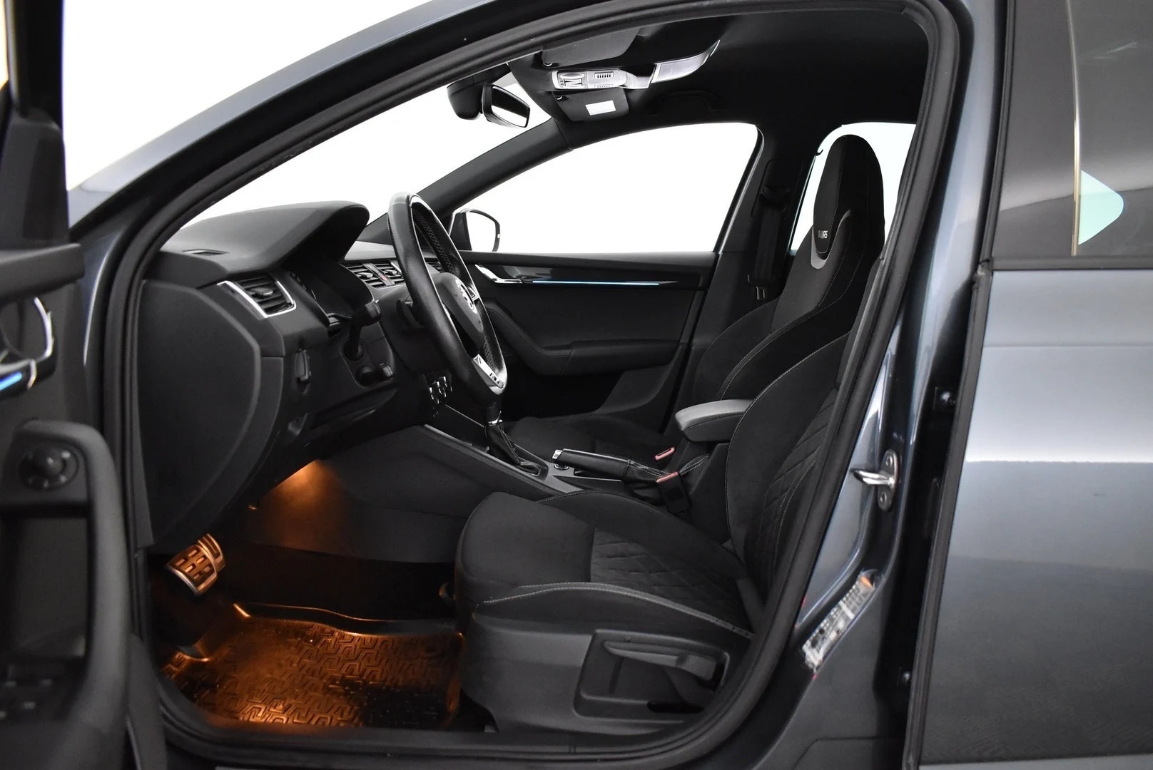 Car Image - ItE7tF32CNFd8XcG3qJ0F