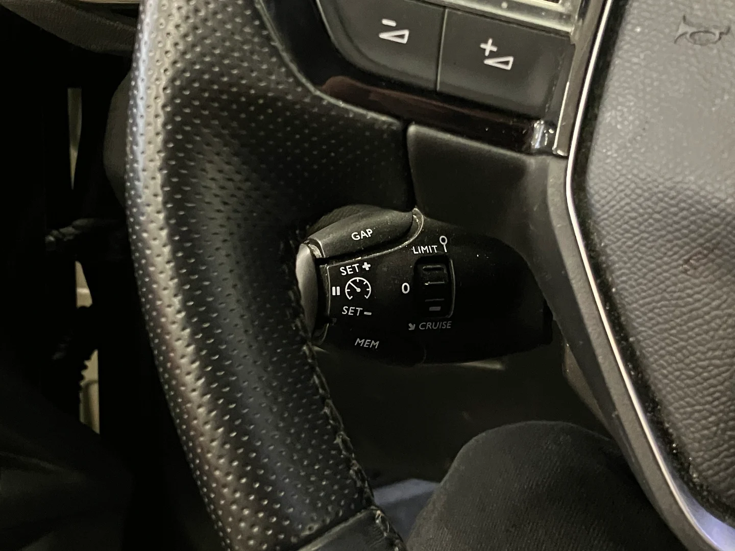 Car Image - 25dABaLqqinL2fAA3E7RG8